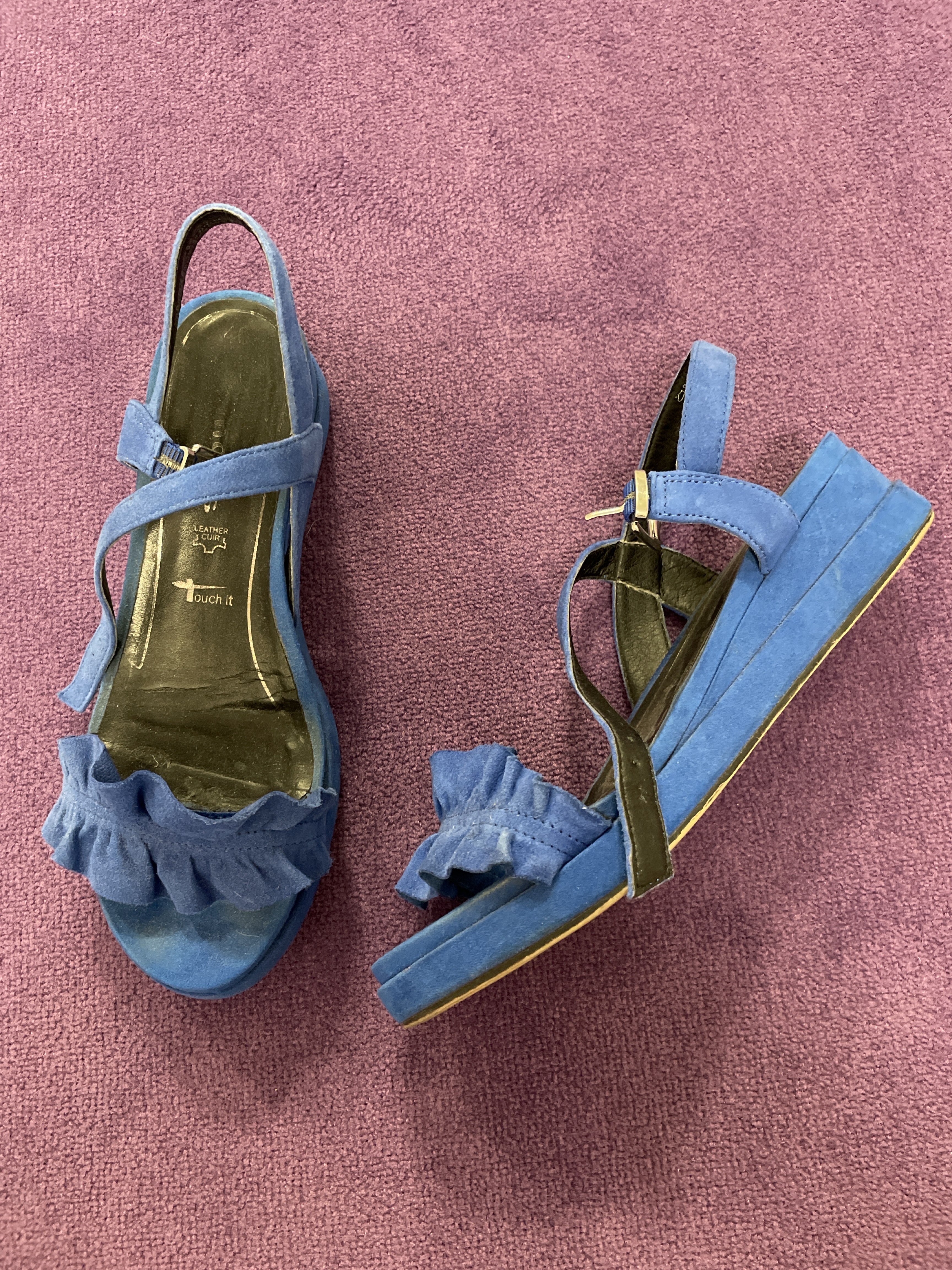 Tamaris Sandalen mit Keilabsatz und Rüschen-Detail