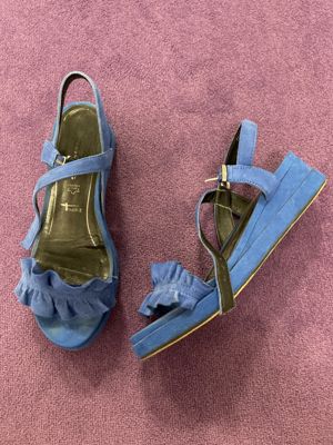 Tamaris Sandalen mit Keilabsatz und Rüschen-Detail