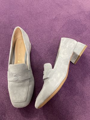 Loafer-Pumps aus Veloursleder mit eckiger Spitze und niedrigem Keilabsatz