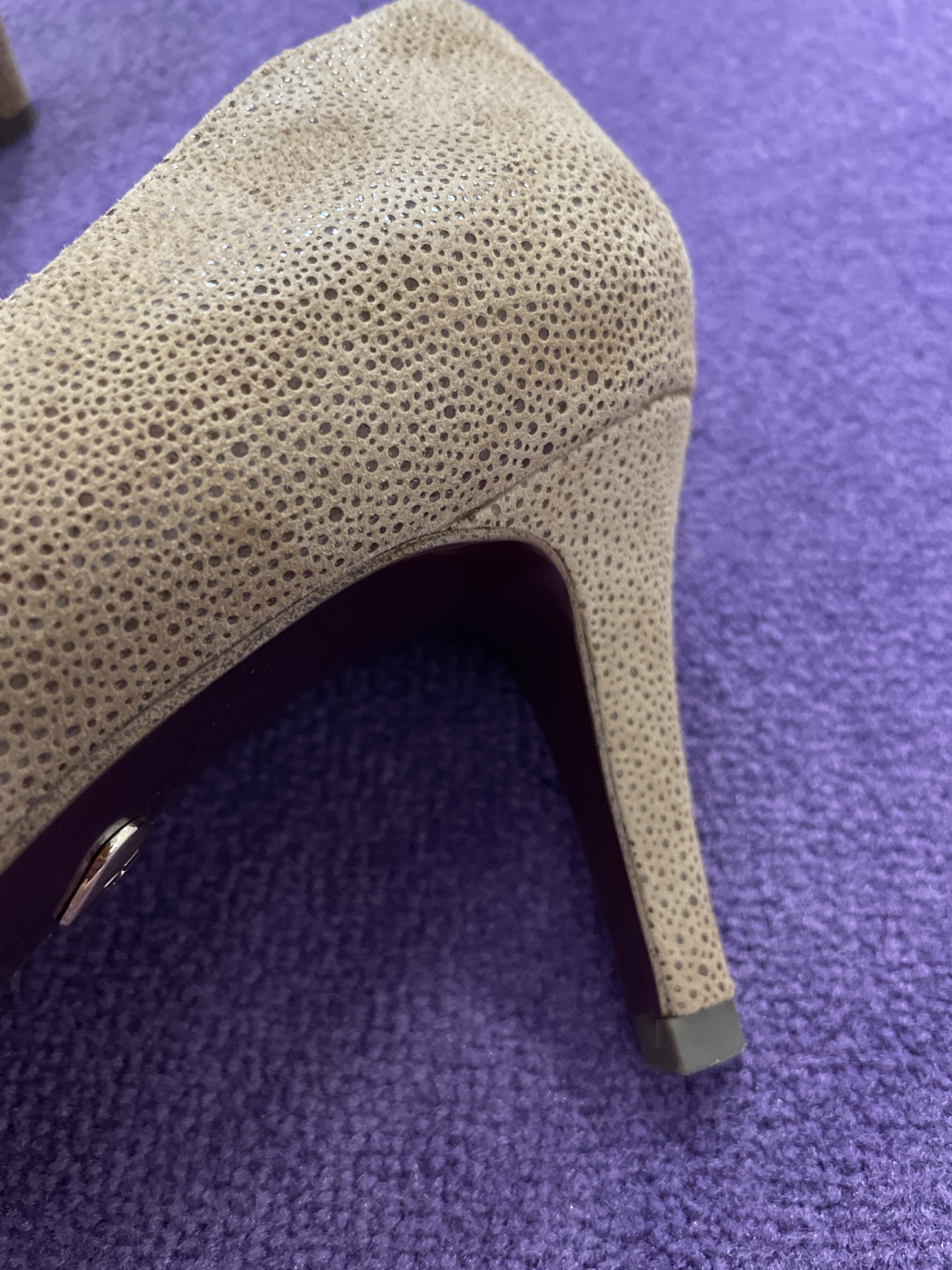 Veloursleder-Pumps mit Stilettoabsatz und glänzendem Punkt-/Sprenkel-Print - Bild 2