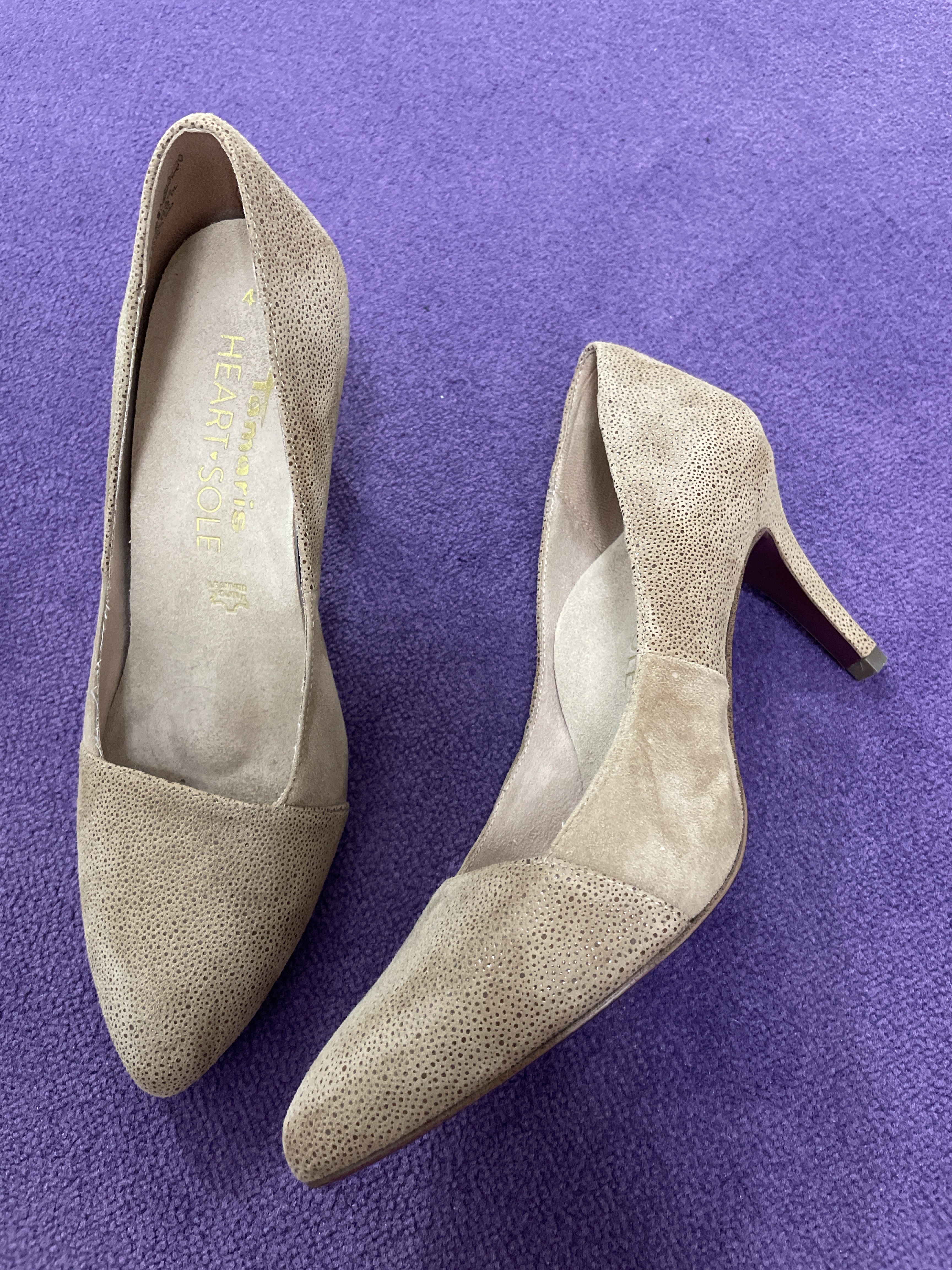 Veloursleder-Pumps mit Stilettoabsatz und glänzendem Punkt-/Sprenkel-Print