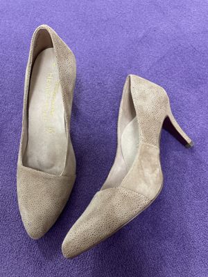 Veloursleder-Pumps mit Stilettoabsatz und glänzendem Punkt-/Sprenkel-Print
