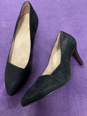 Heart & Soul Veloursleder-Pumps mit dezentem Glanz-Print (schwarz)
