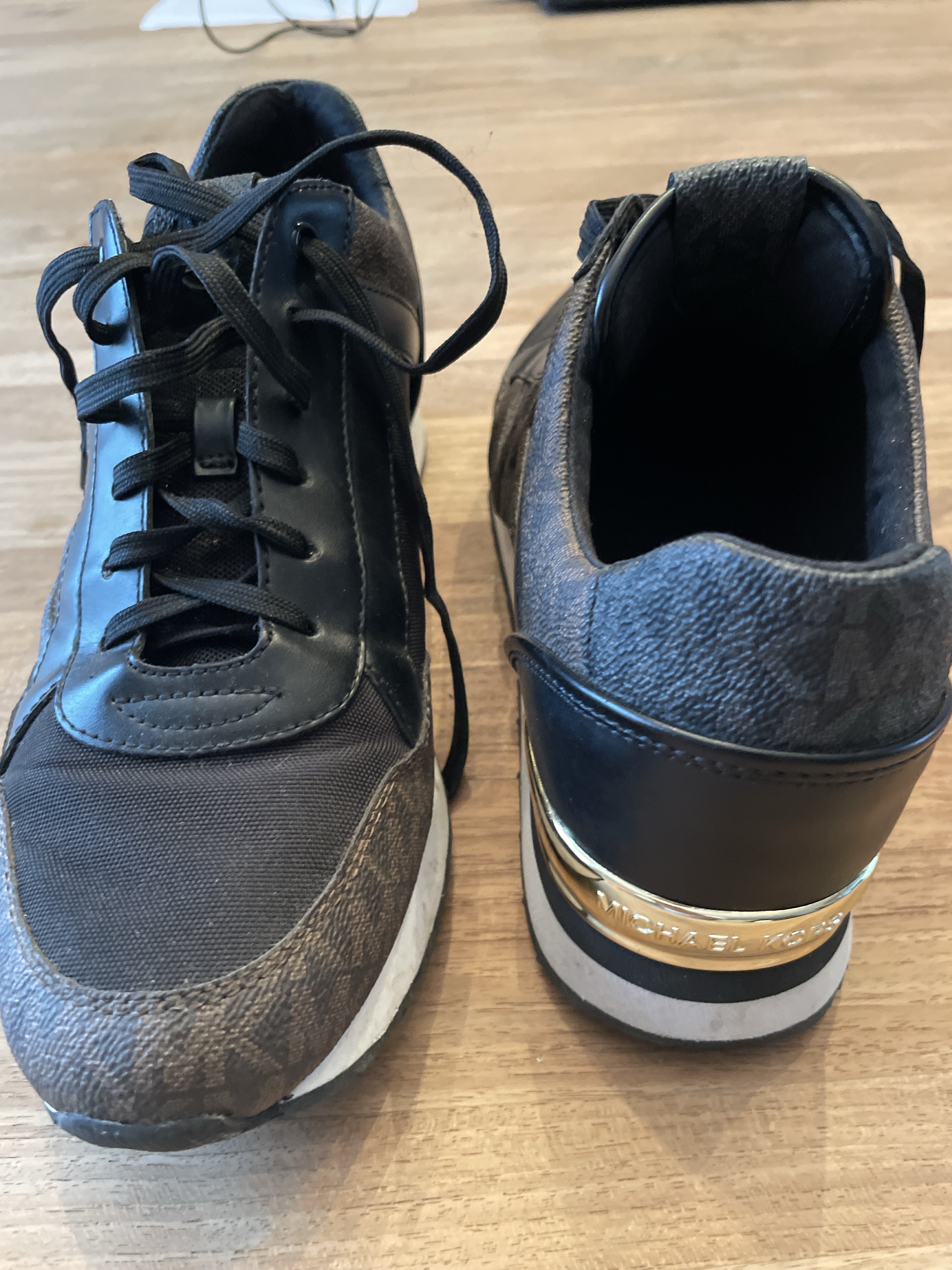 MK Monogram Lifestyle Sneaker mit goldfarbenem Fersen-Detail - Bild 2