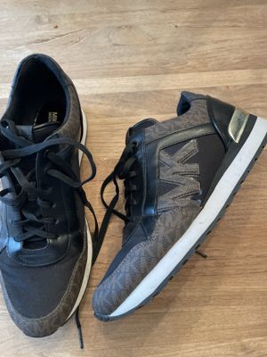 MK Monogram Lifestyle Sneaker mit goldfarbenem Fersen-Detail
