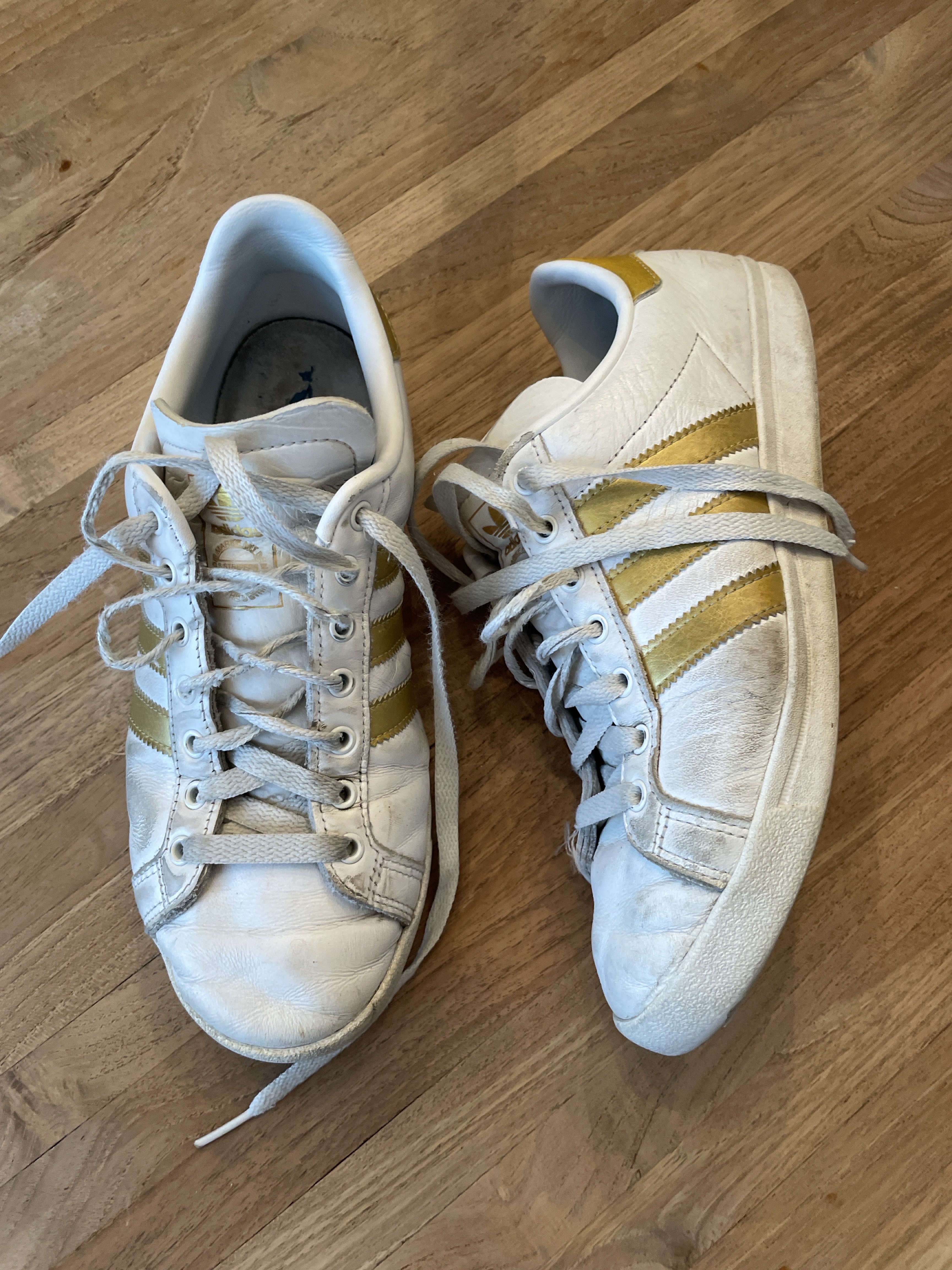 adidas Leder-Sneaker mit goldenen 3-Streifen