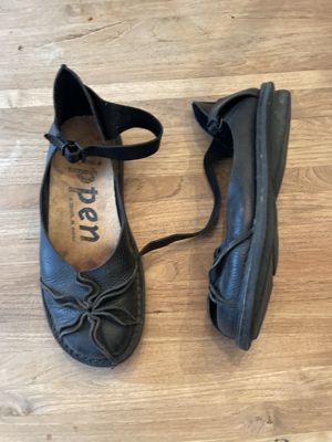Trippen Mary-Jane Lederschuh mit Blüten-Applikation