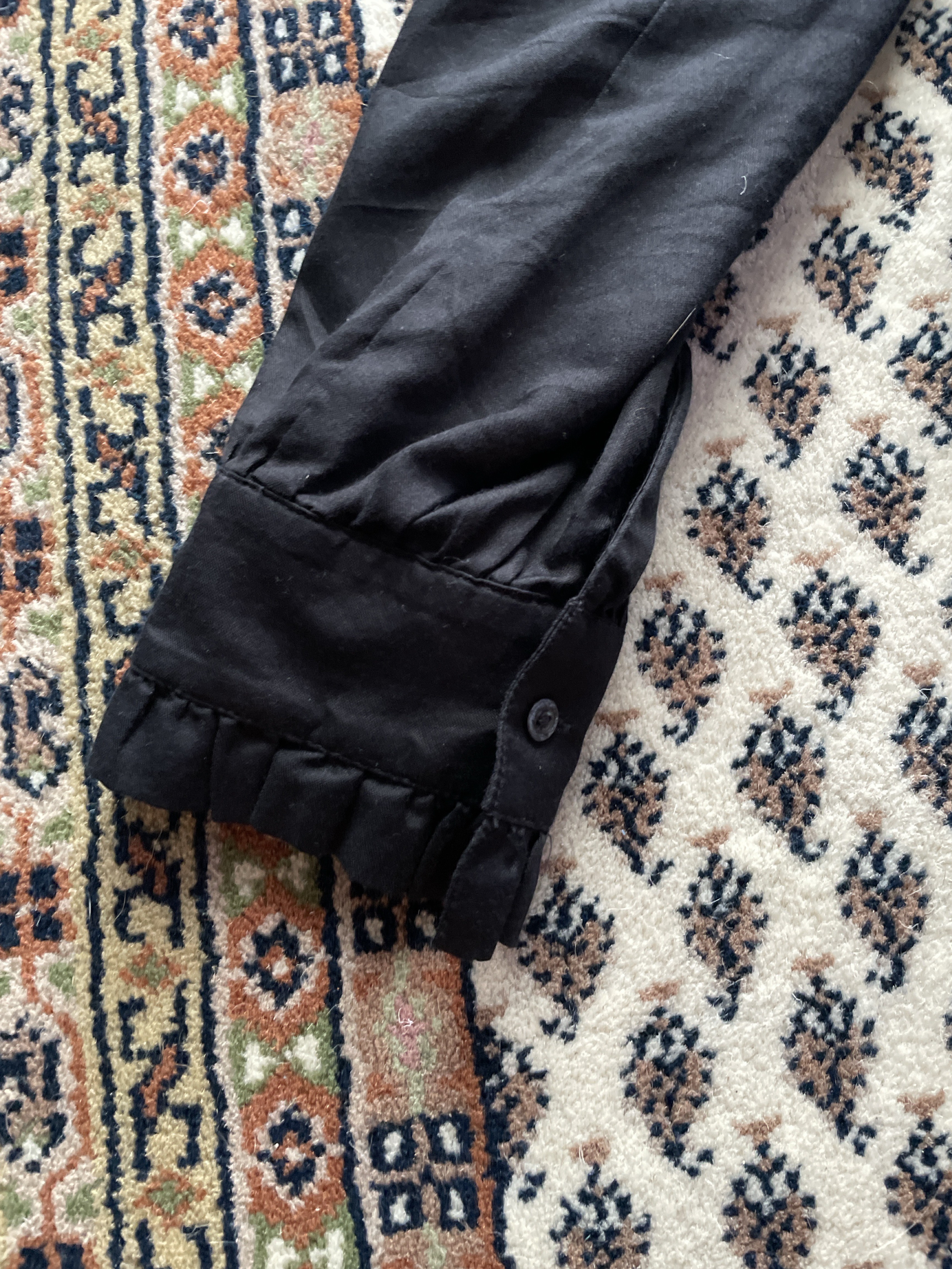 Fließendes Blusen-/Shirtkleid mit Rüschenkragen und Knopfleiste - Bild 2