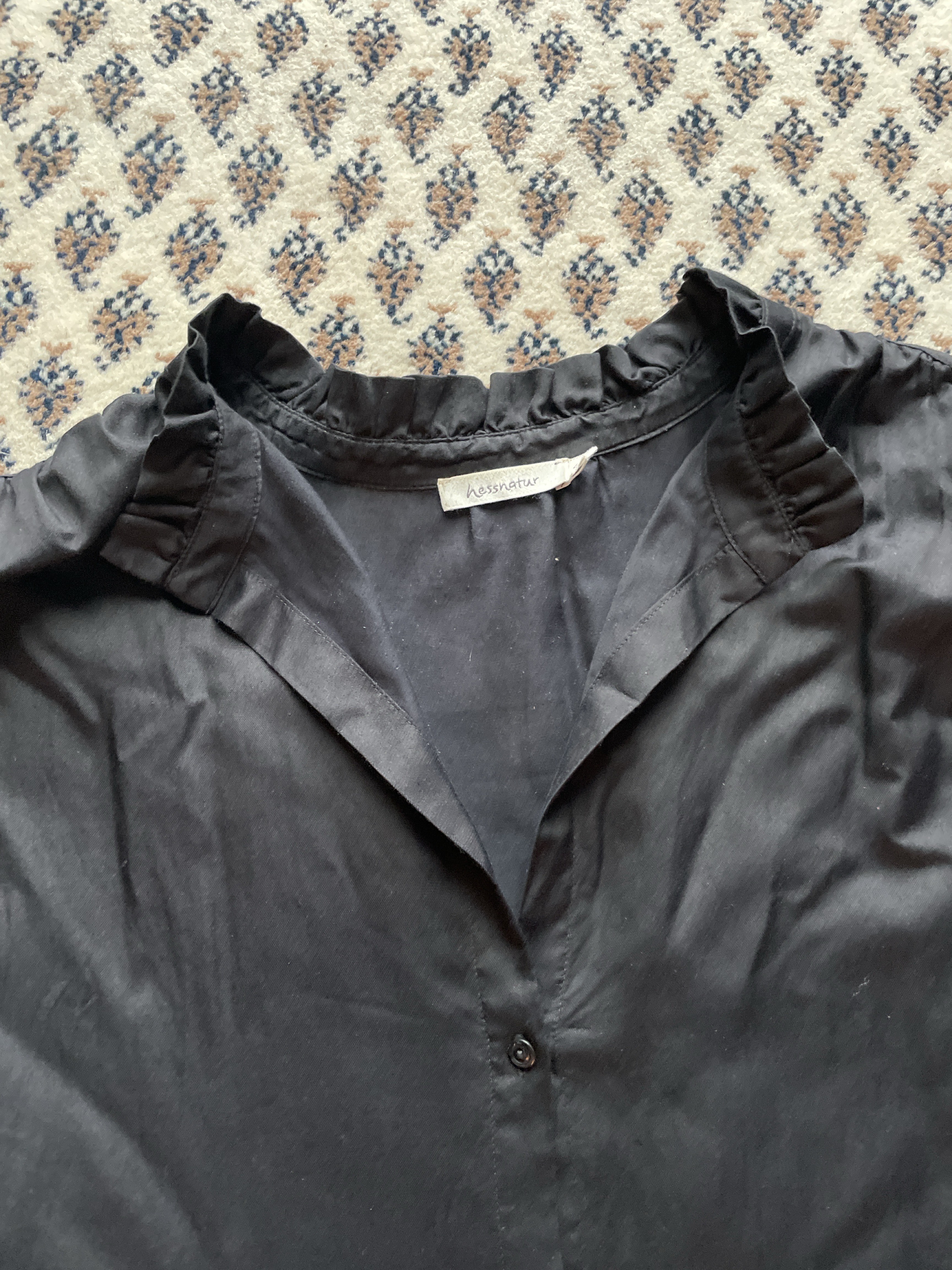 Fließendes Blusen-/Shirtkleid mit Rüschenkragen und Knopfleiste - Bild 3