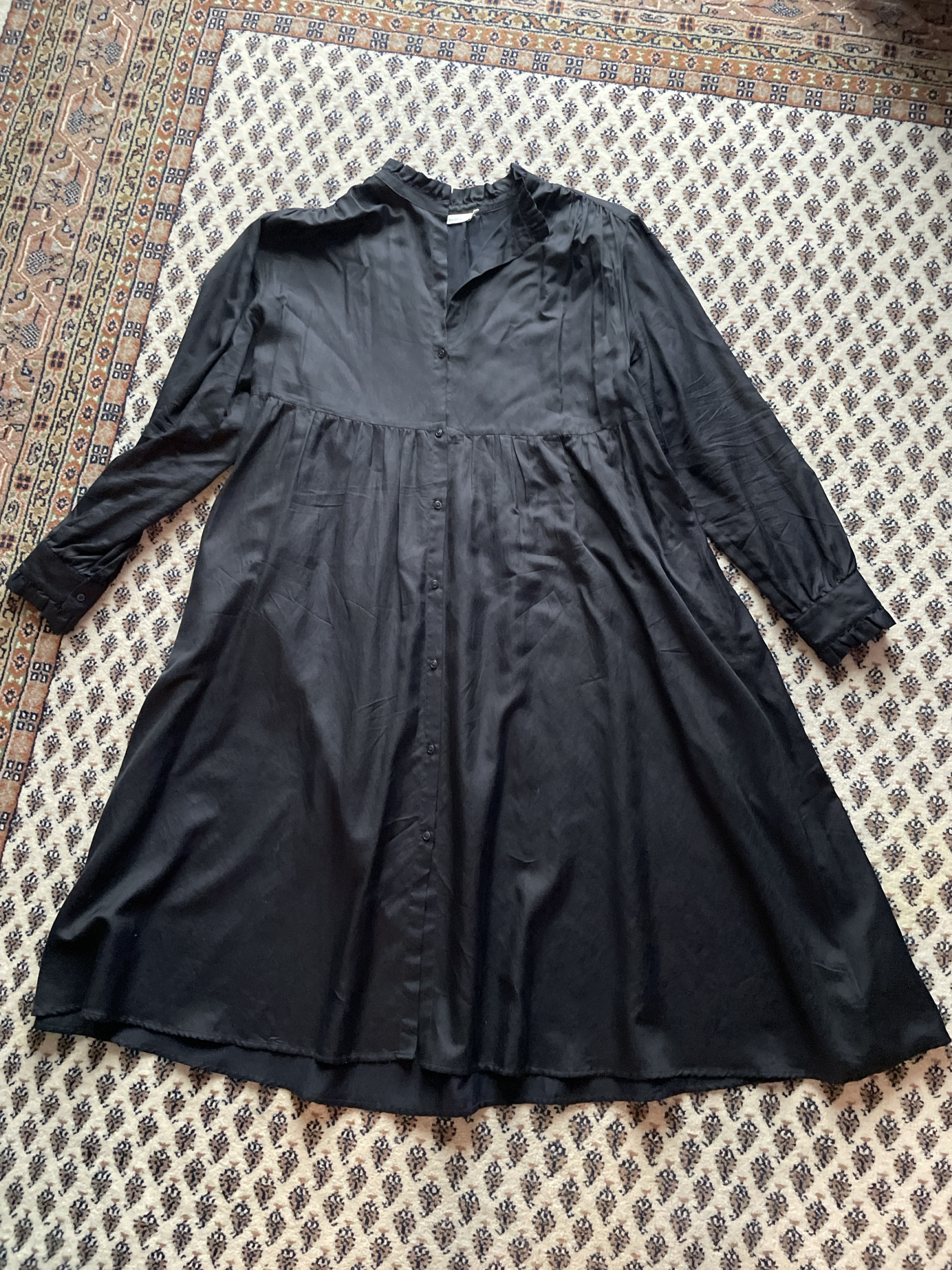 Fließendes Blusen-/Shirtkleid mit Rüschenkragen und Knopfleiste