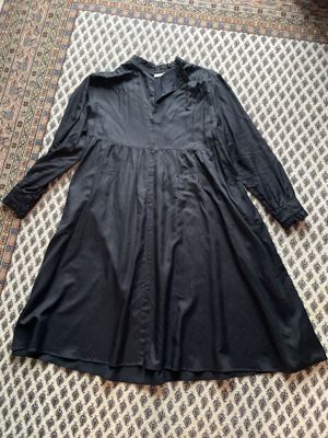 Fließendes Blusen-/Shirtkleid mit Rüschenkragen und Knopfleiste