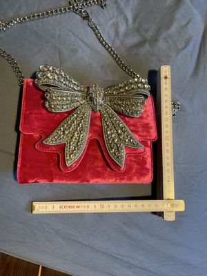 Kurt Geiger Shoreditch Mini (vermutlich) – Samt Schultertasche mit Kristallschleife