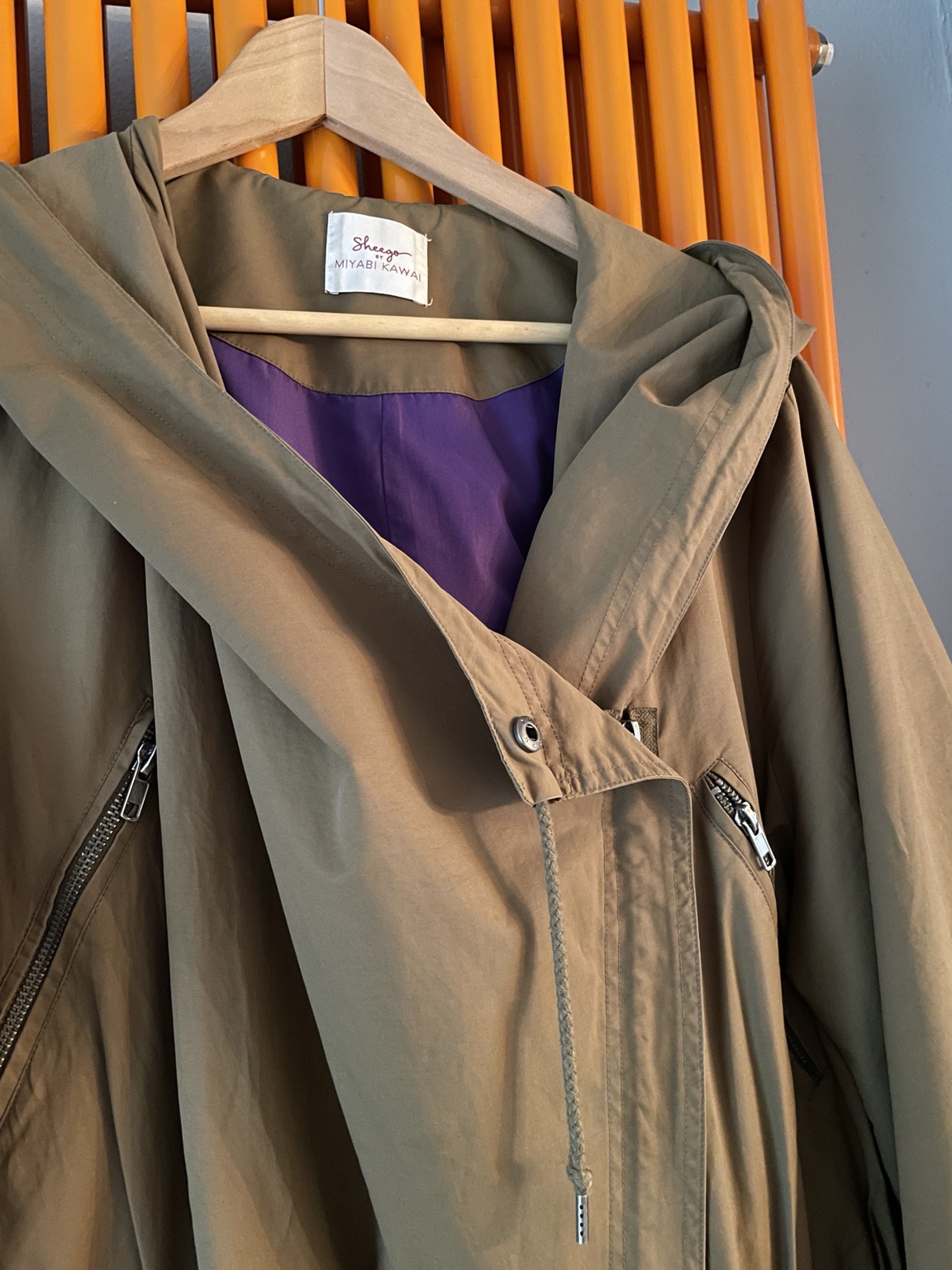 Trenchcoat mit Kapuze in der Farbe Olivgrün - Bild 2