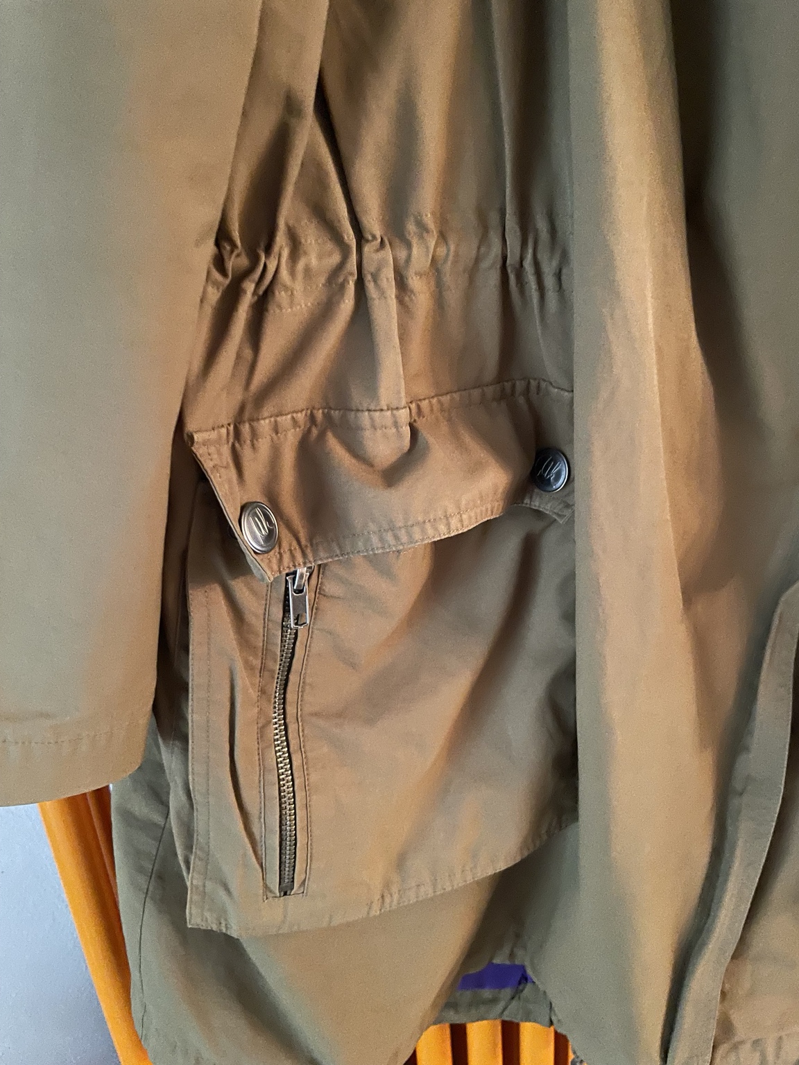 Trenchcoat mit Kapuze in der Farbe Olivgrün - Bild 3