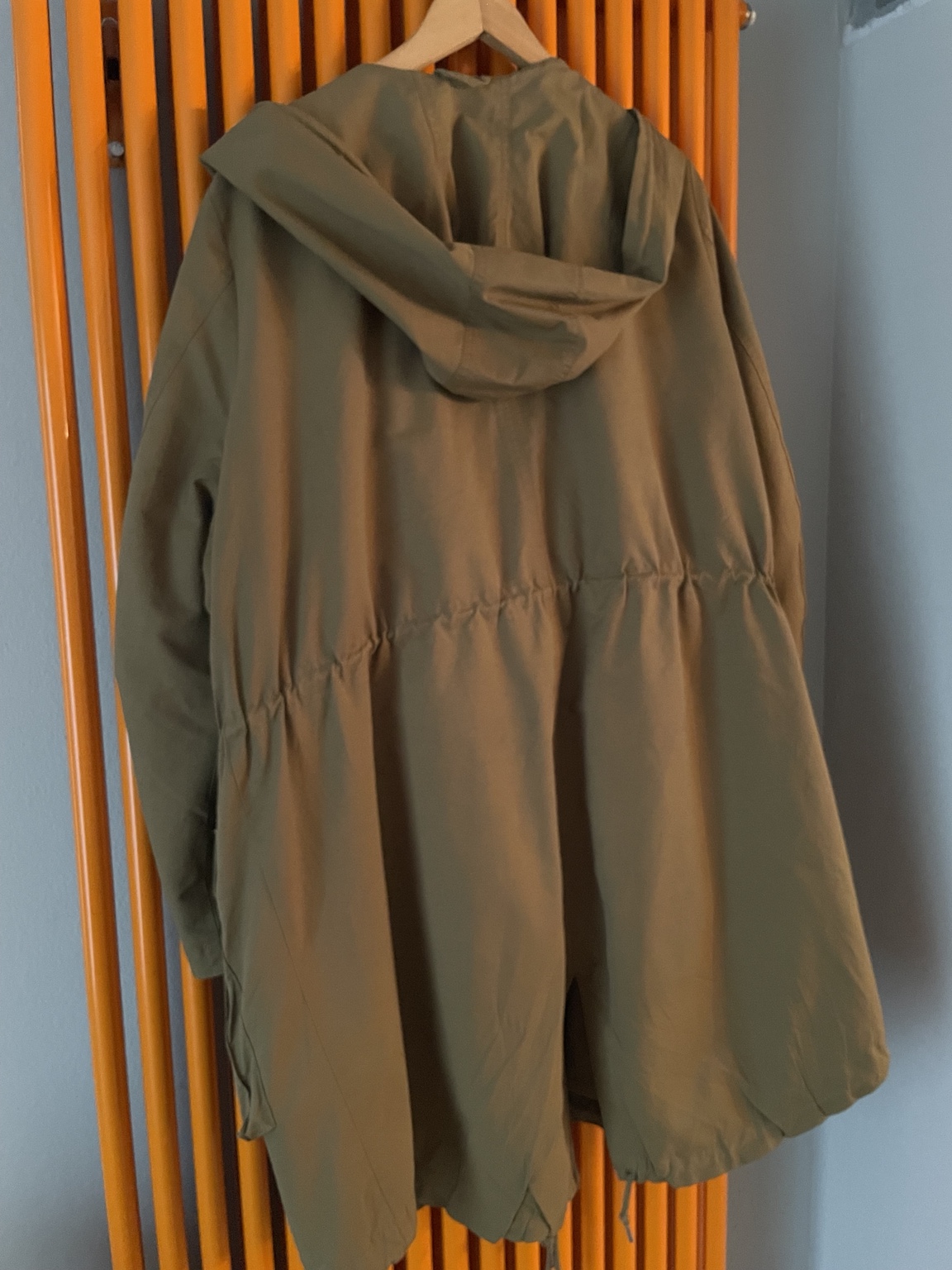 Trenchcoat mit Kapuze in der Farbe Olivgrün - Bild 4