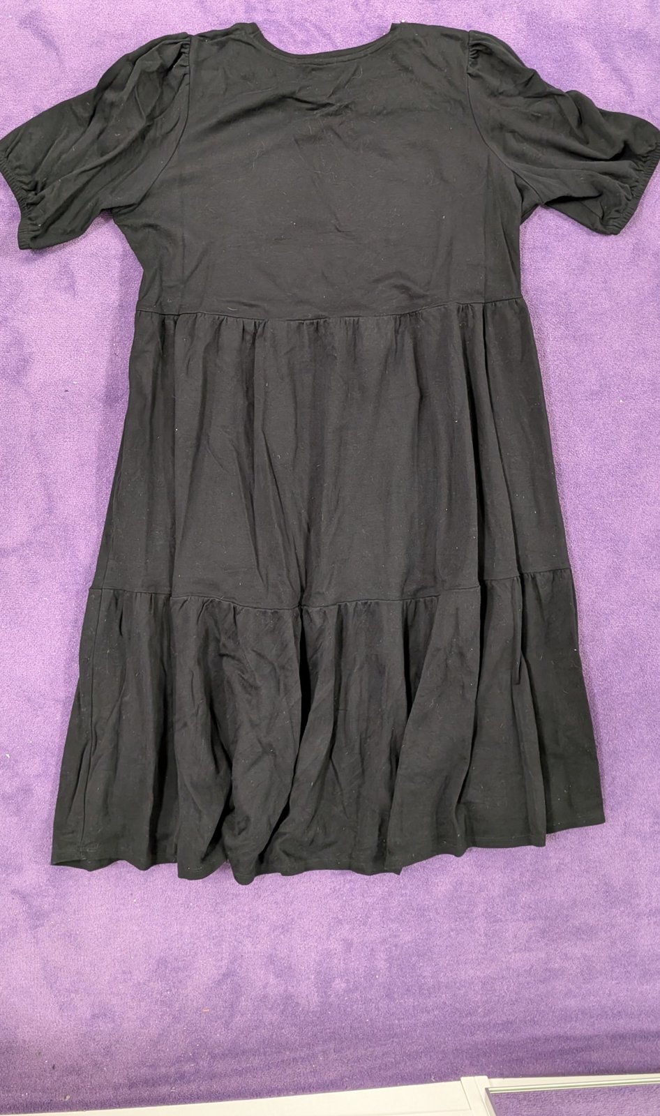 bonprix Schwarzes Stufenkleid mit Puffärmeln - Bild 2