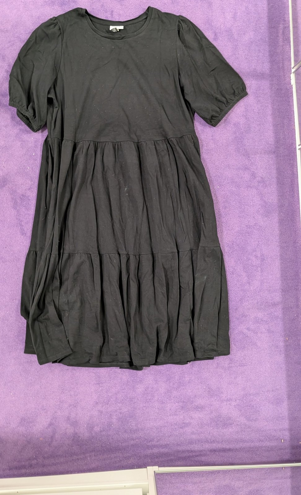 bonprix Schwarzes Stufenkleid mit Puffärmeln - Bild 1