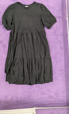 bonprix Schwarzes Stufenkleid mit Puffärmeln