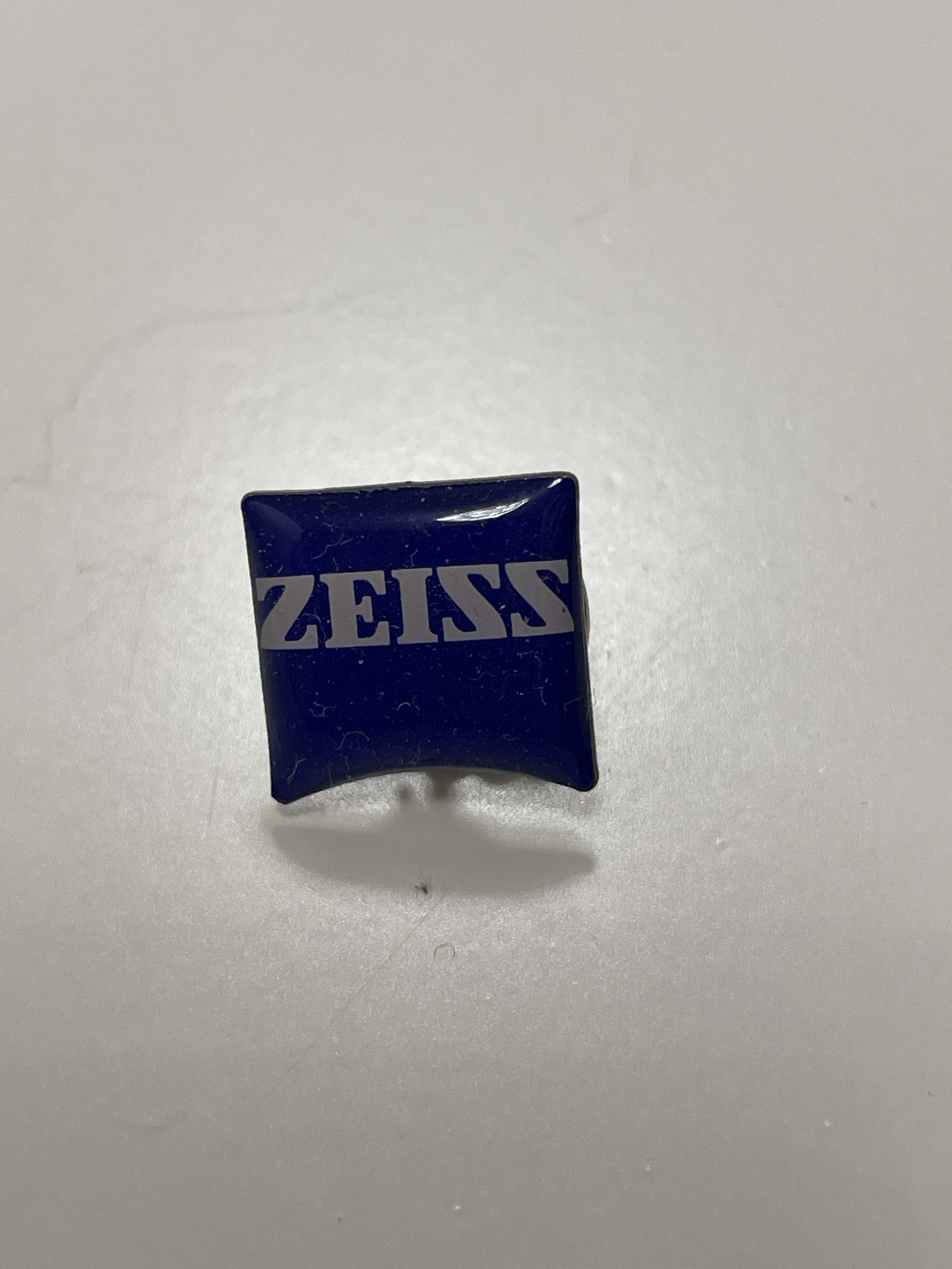 Firmen-Ansteckpin „ZEISS“ (blau/weiß), klein