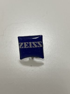 Firmen-Ansteckpin „ZEISS“ (blau/weiß), klein