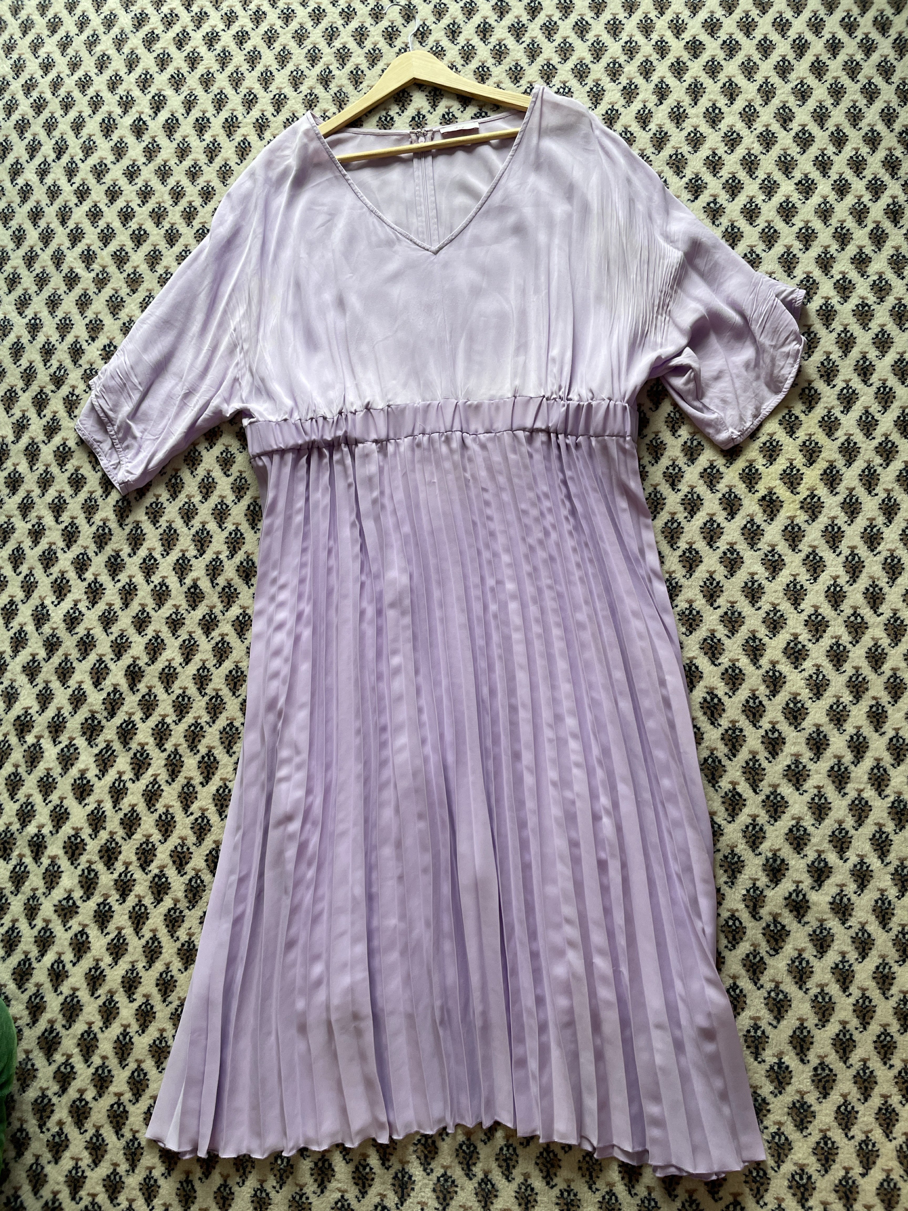 Fliederfarbenes Plissé-Midikleid mit elastischer Taille und V-Ausschnitt