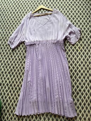 Fliederfarbenes Plissé-Midikleid mit elastischer Taille und V-Ausschnitt