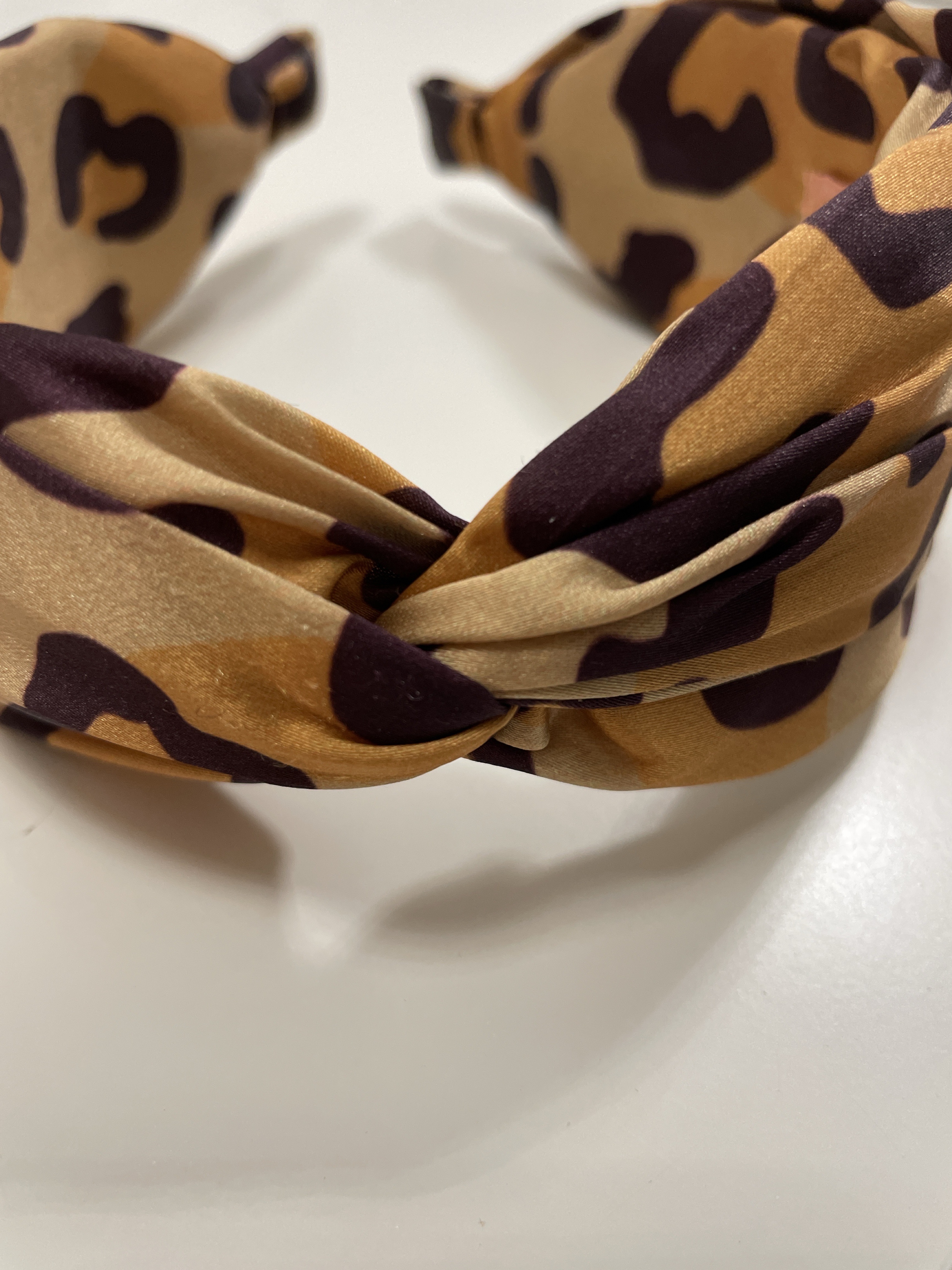 Gedrehtes Satin-Headband mit flachem Knoten (Animal Print) - Bild 2