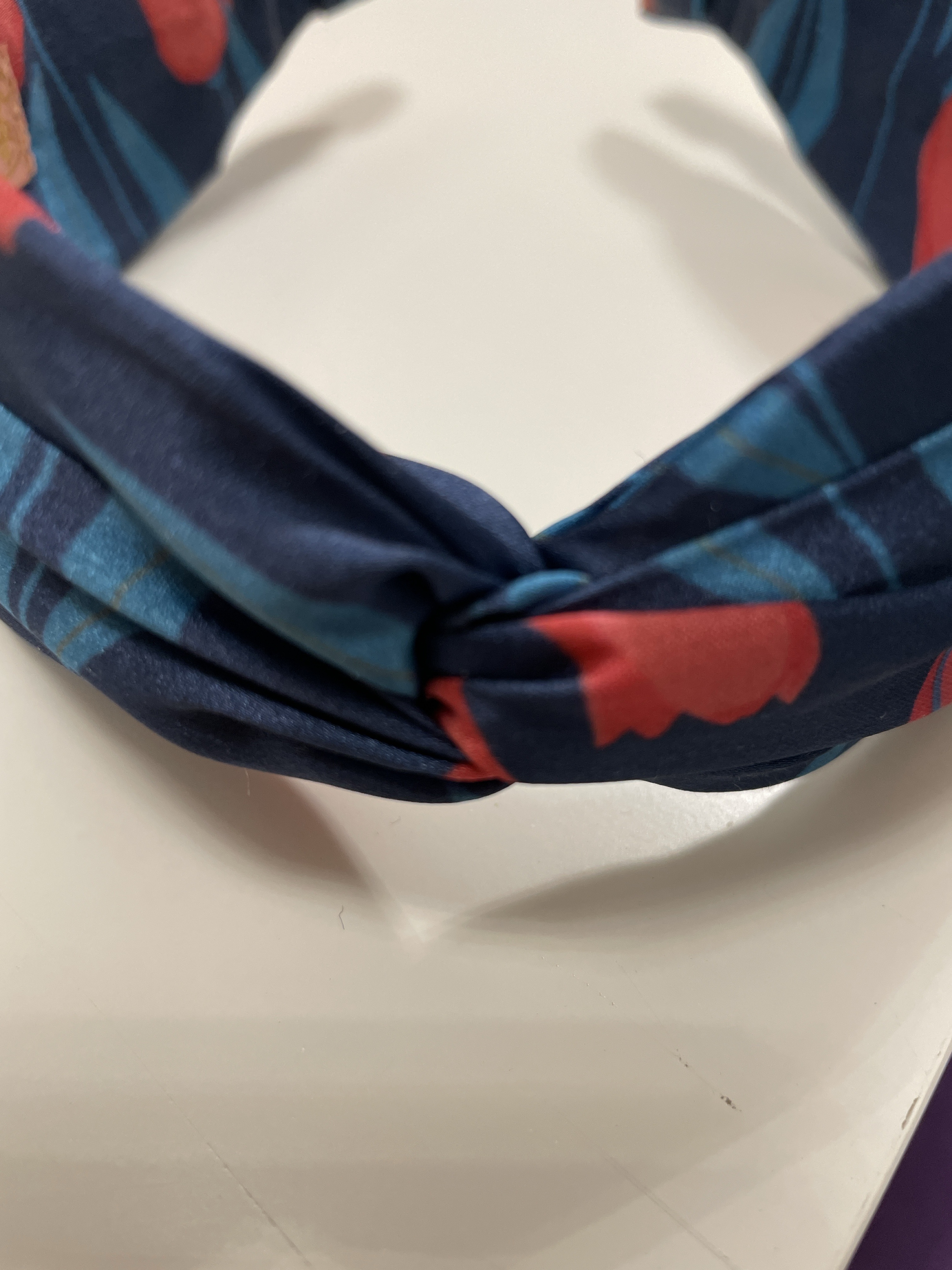 Gedrehtes Satin-Headband mit Knoten (Tulpen-Print) – Dunkelblau - Bild 2