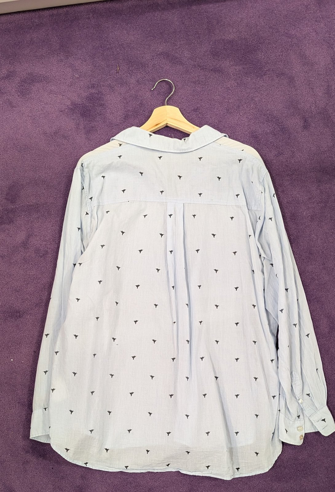 Hellblaue Bluse mit Vogelmuster - Bild 2