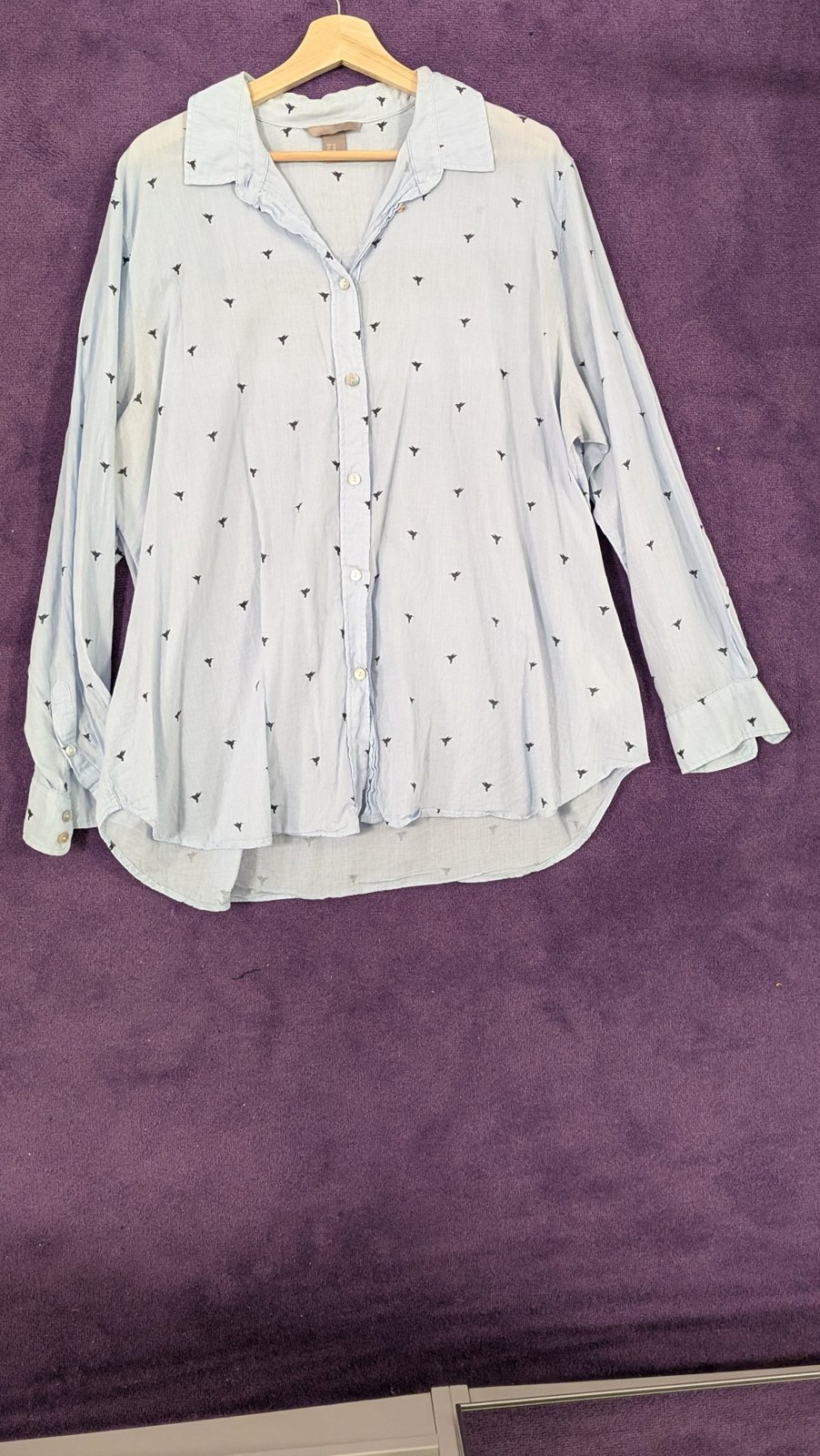 Hellblaue Bluse mit Vogelmuster - Bild 1