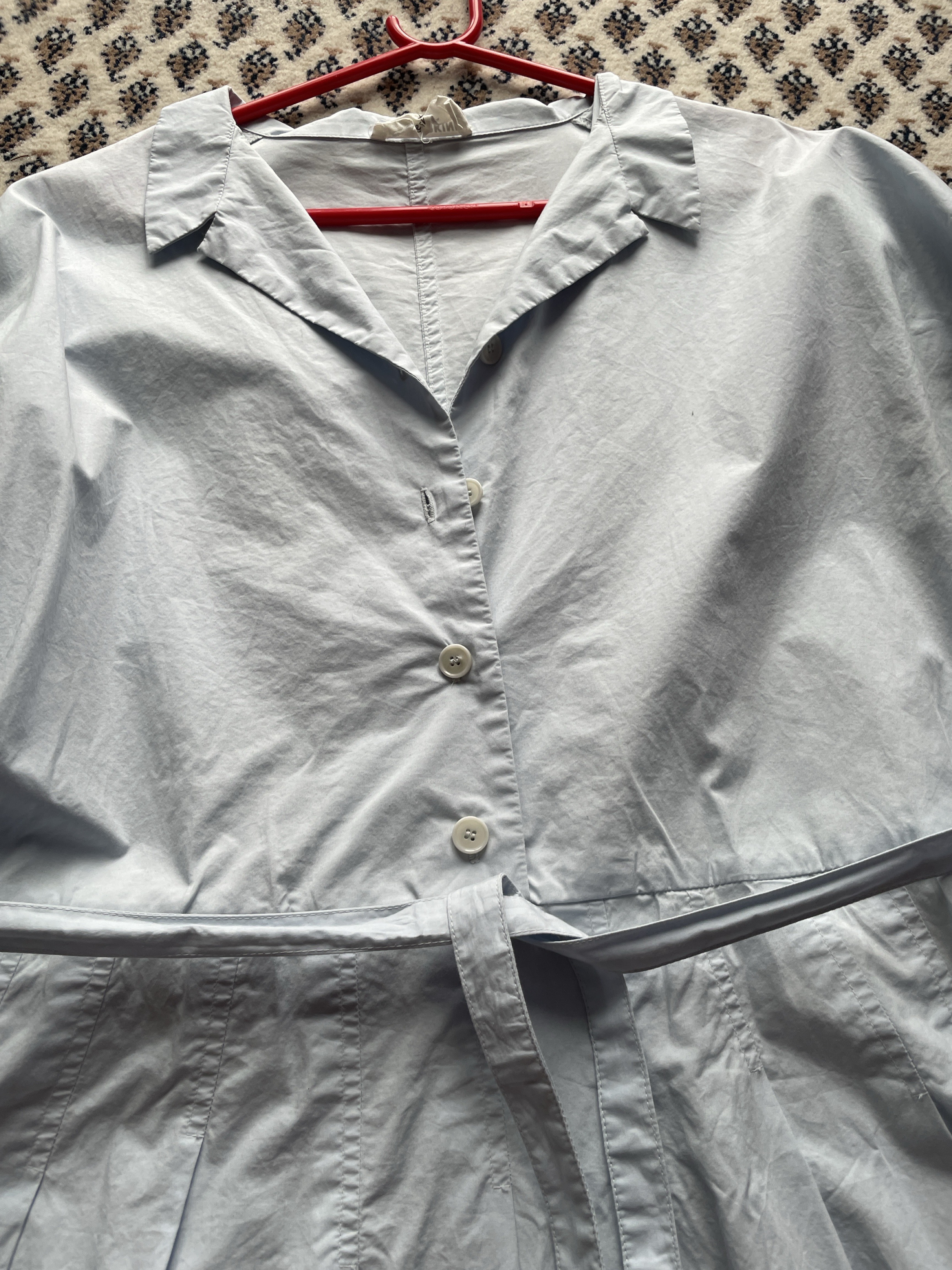 Hemdblusenkleid mit Stoffgürtel - Bild 2