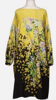 Knielanges Baumwollkleid mit japanisch inspiriertem Blumenprint (schwarz/gelb), lange Ärmel