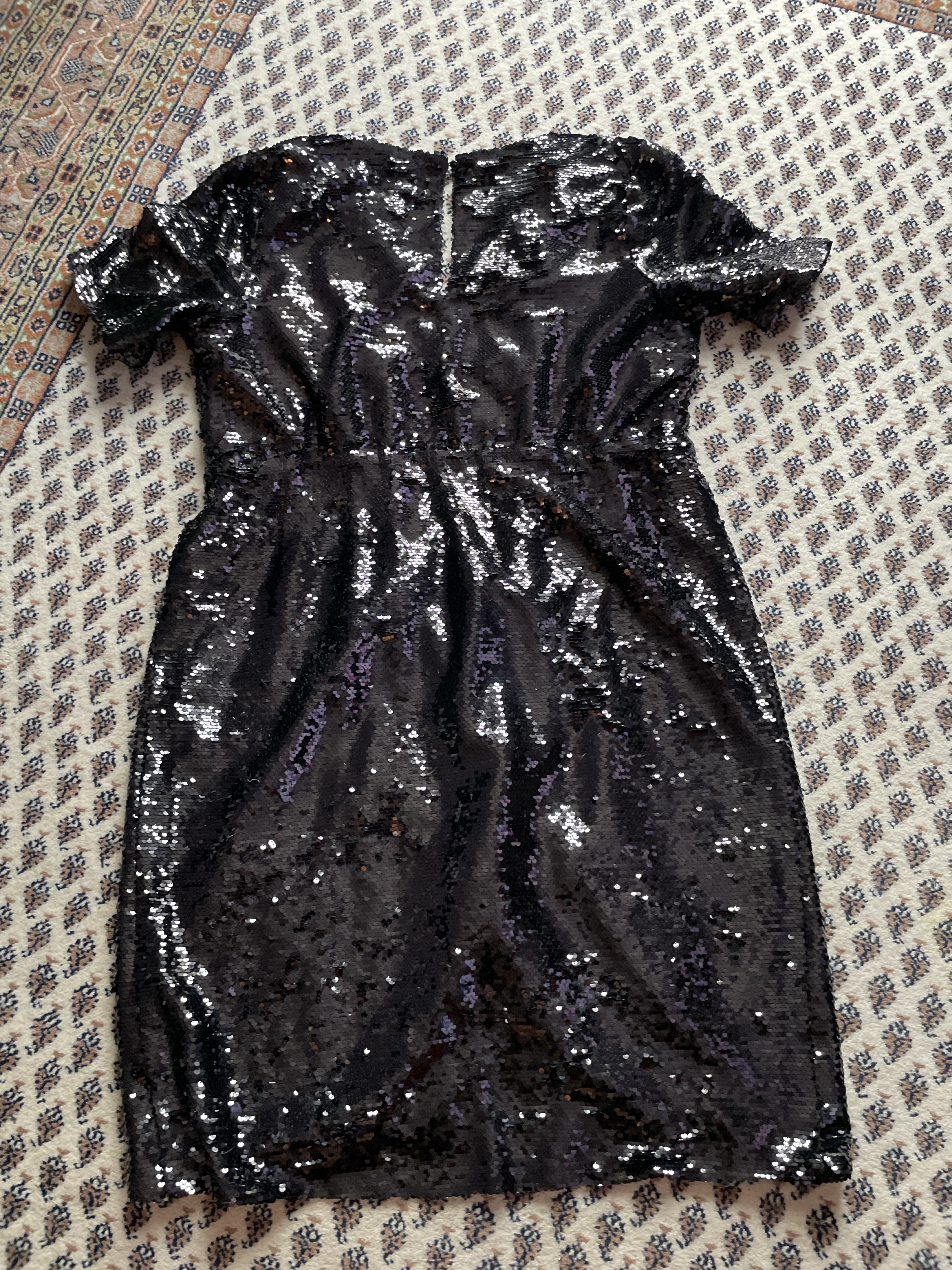 Kurzes schwarzes Paillettenkleid im Wickel-Look - Bild 2