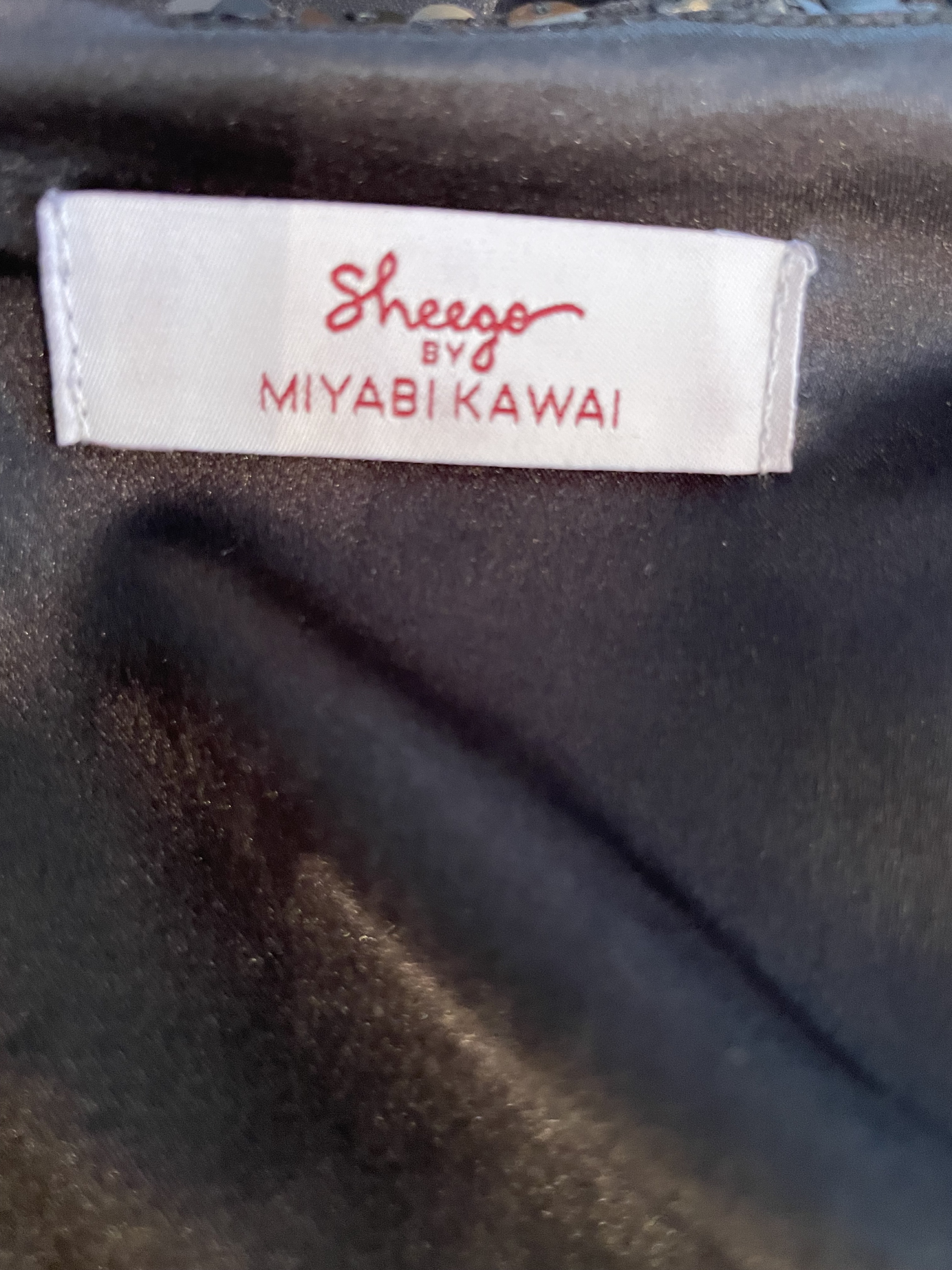 Kurzes schwarzes Paillettenkleid im Wickel-Look - Bild 3
