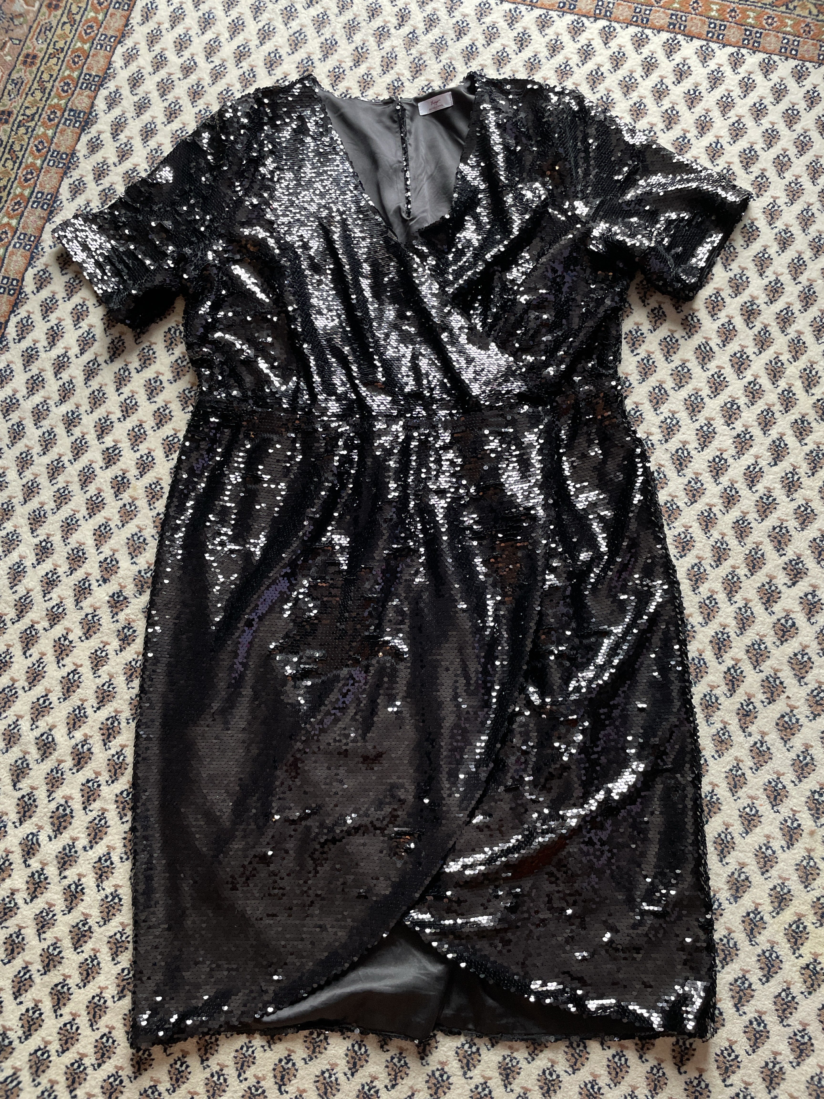 Kurzes schwarzes Paillettenkleid im Wickel-Look
