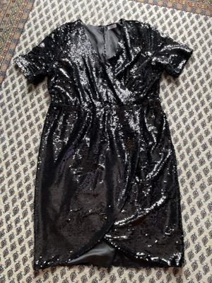 Kurzes schwarzes Paillettenkleid im Wickel-Look