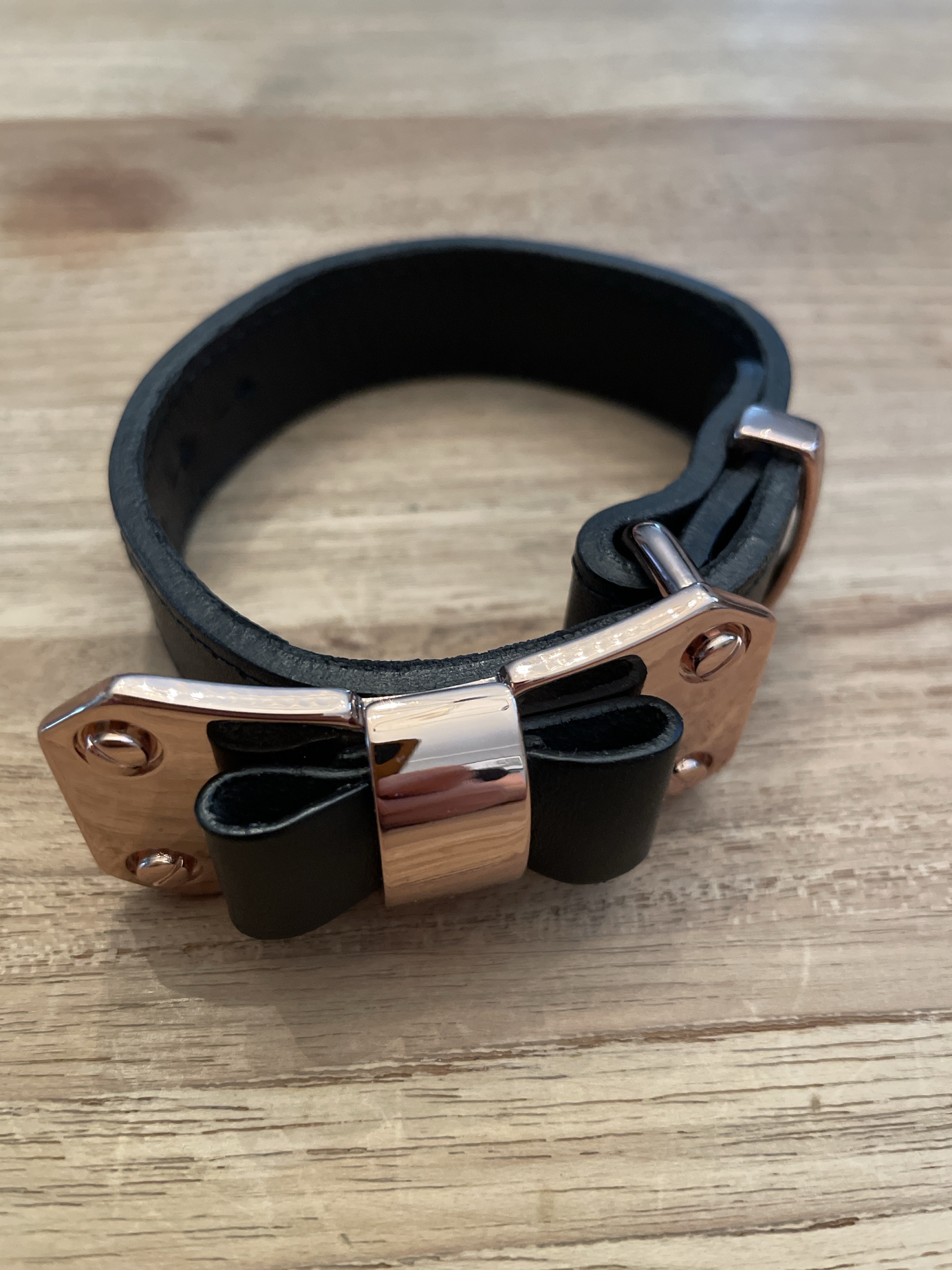 Lederarmband mit Schleifen-Schließe