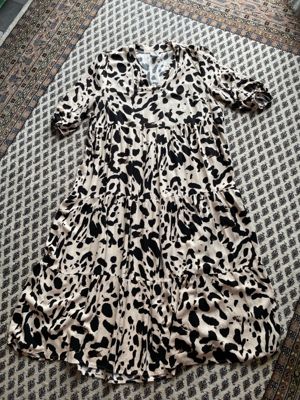 Midikleid in Beige mit Animal-Print (V-Ausschnitt, 3/4-Arm, Stufenrock/Empire-nahe Taille)