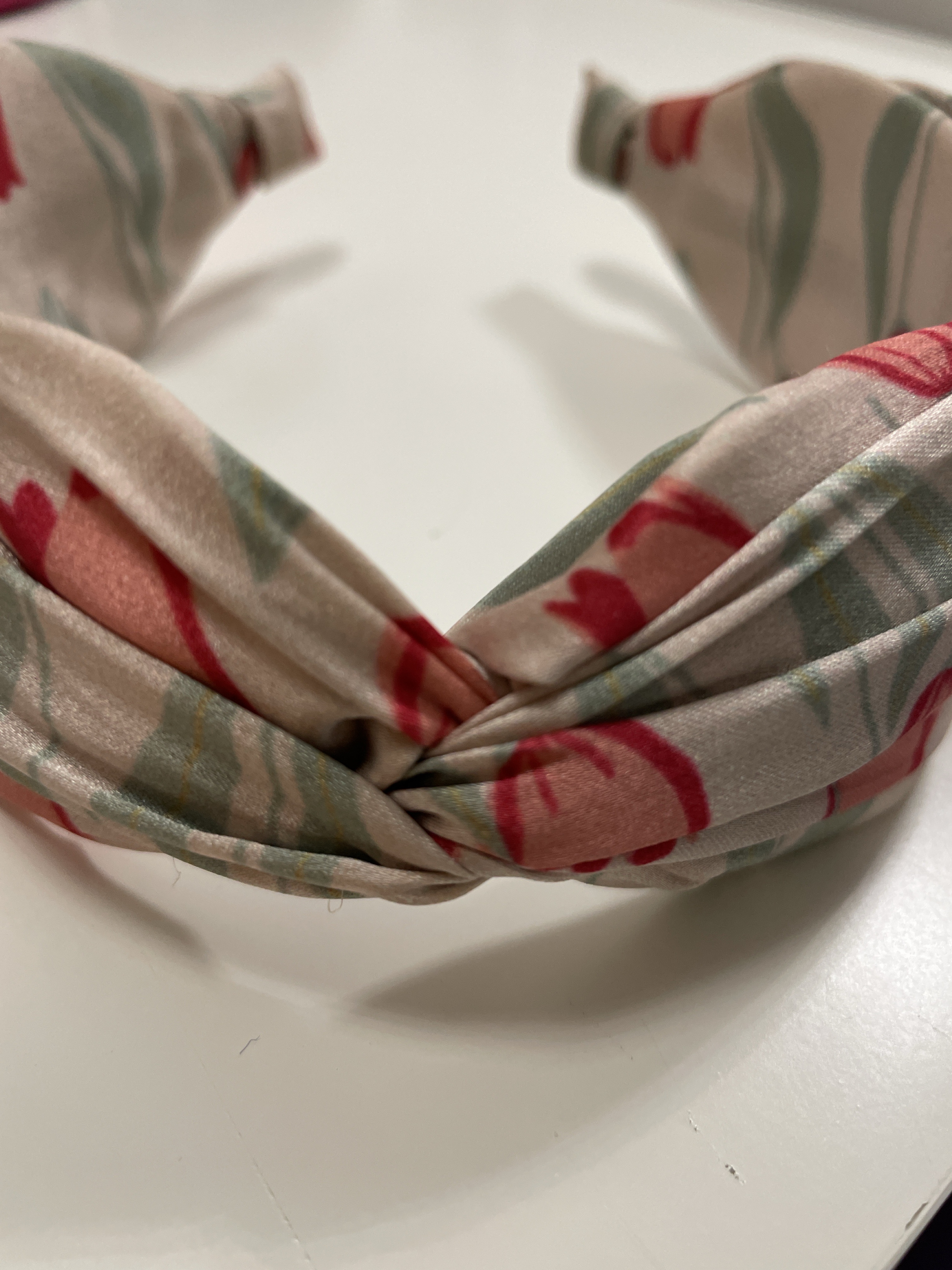Satin-Knot Headband mit Tulpenprint (Nude) - Bild 2