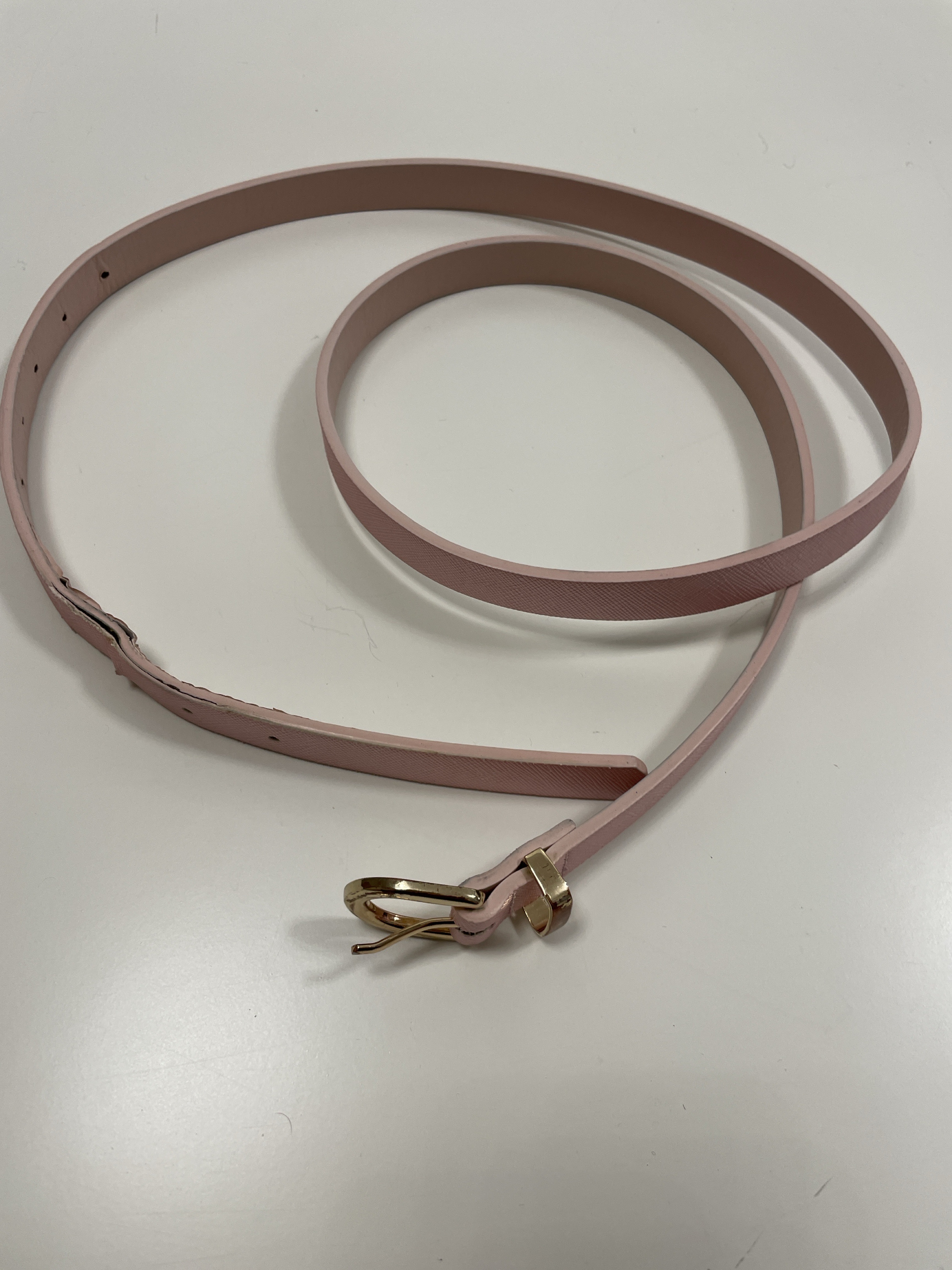 Schmaler Kunstledergürtel mit goldfarbener Schnalle