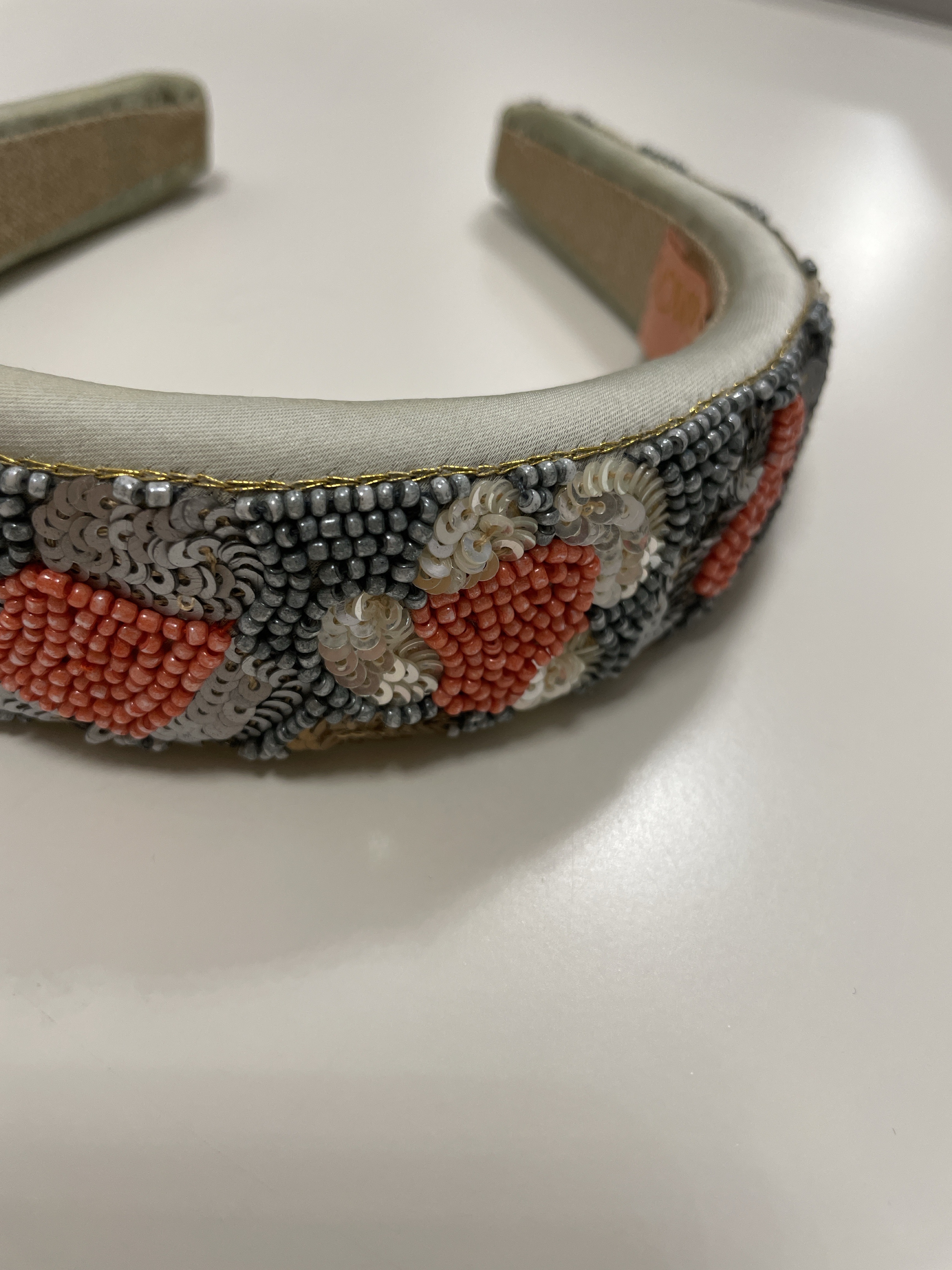 Wattiertes Headband/Haarreif mit Perlen- & Paillettenstickerei - Bild 2