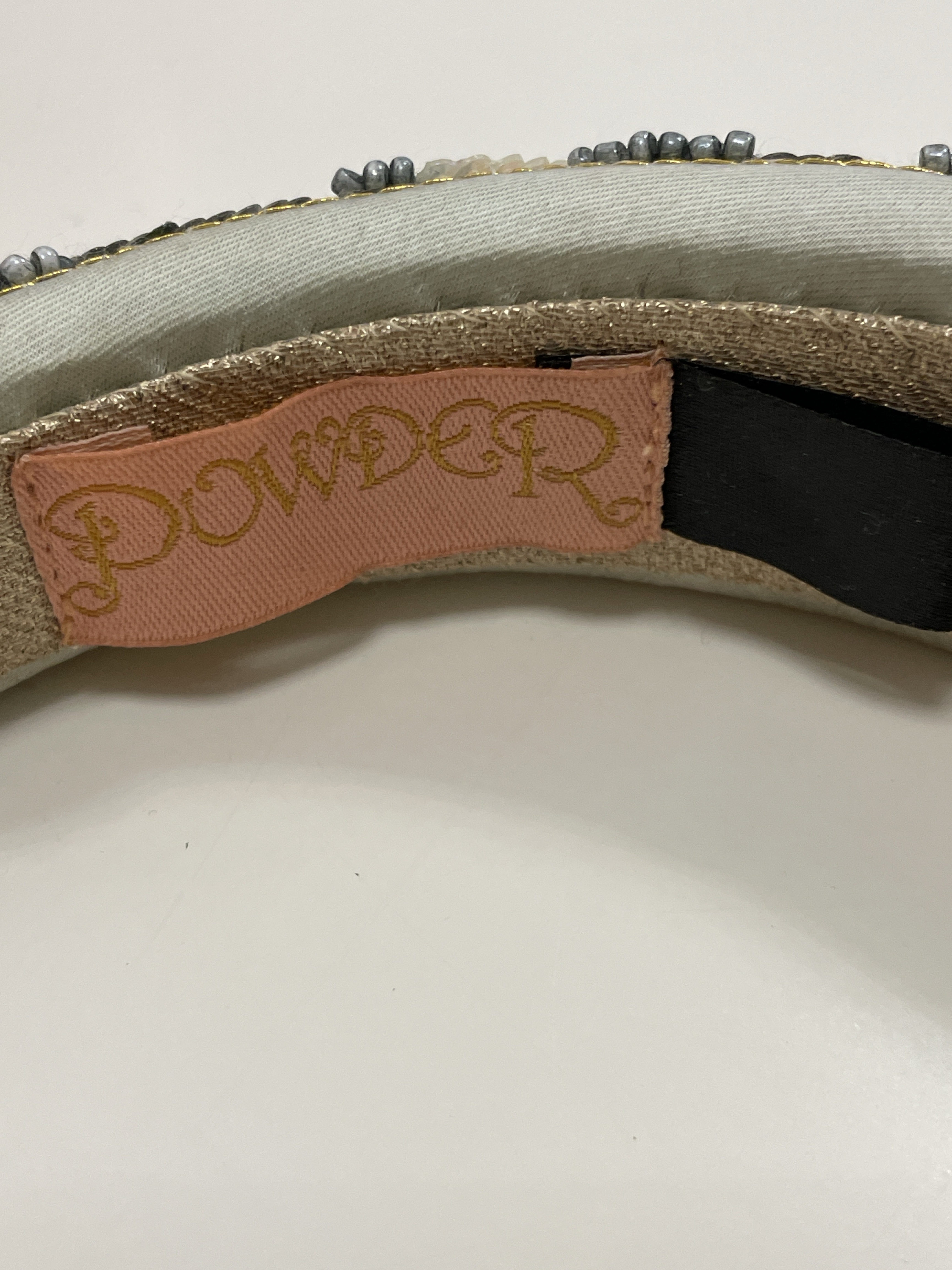 Wattiertes Headband/Haarreif mit Perlen- & Paillettenstickerei - Bild 3