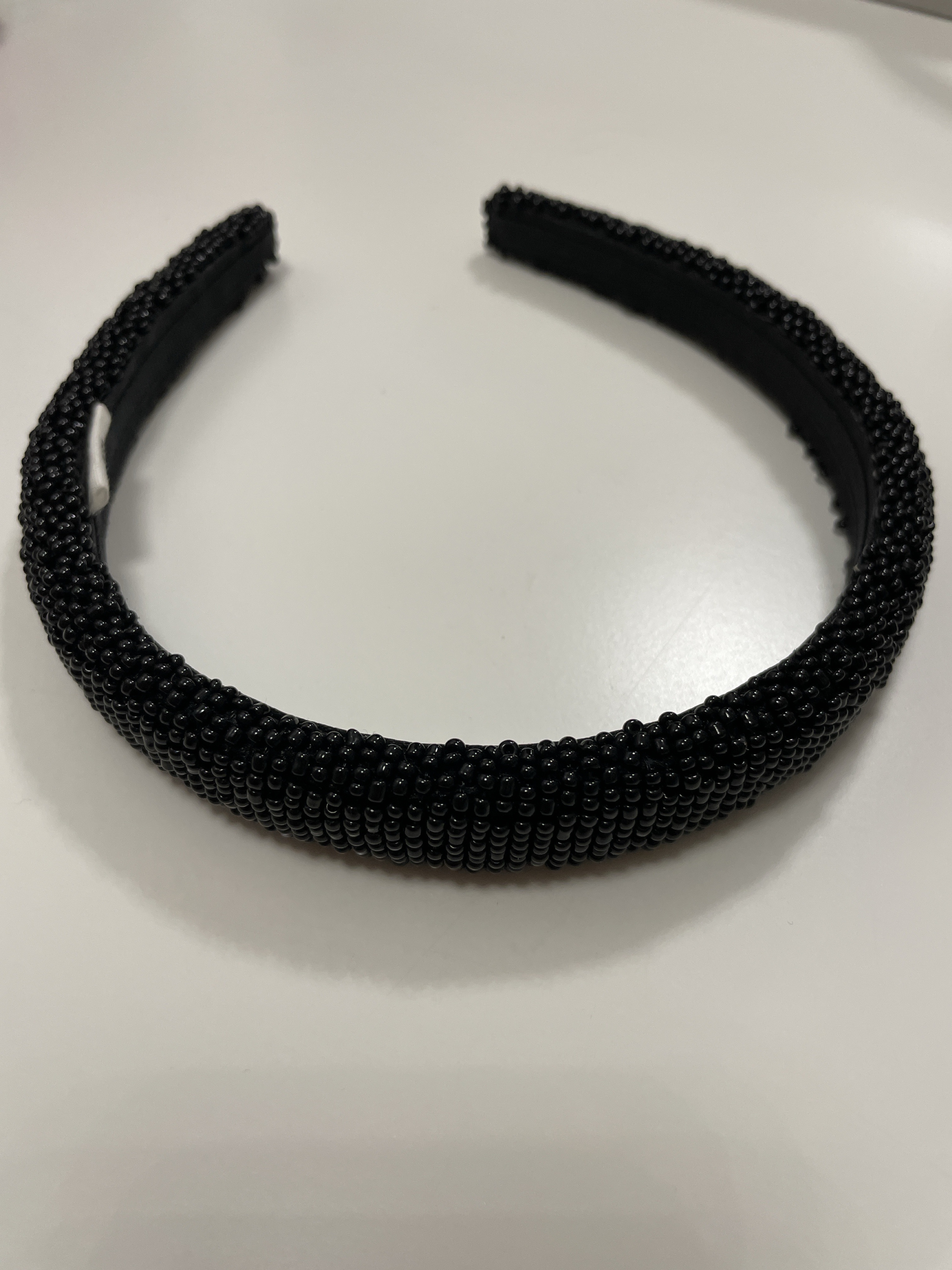 Schmaler Haarreifen mit schwarzen Perlen
