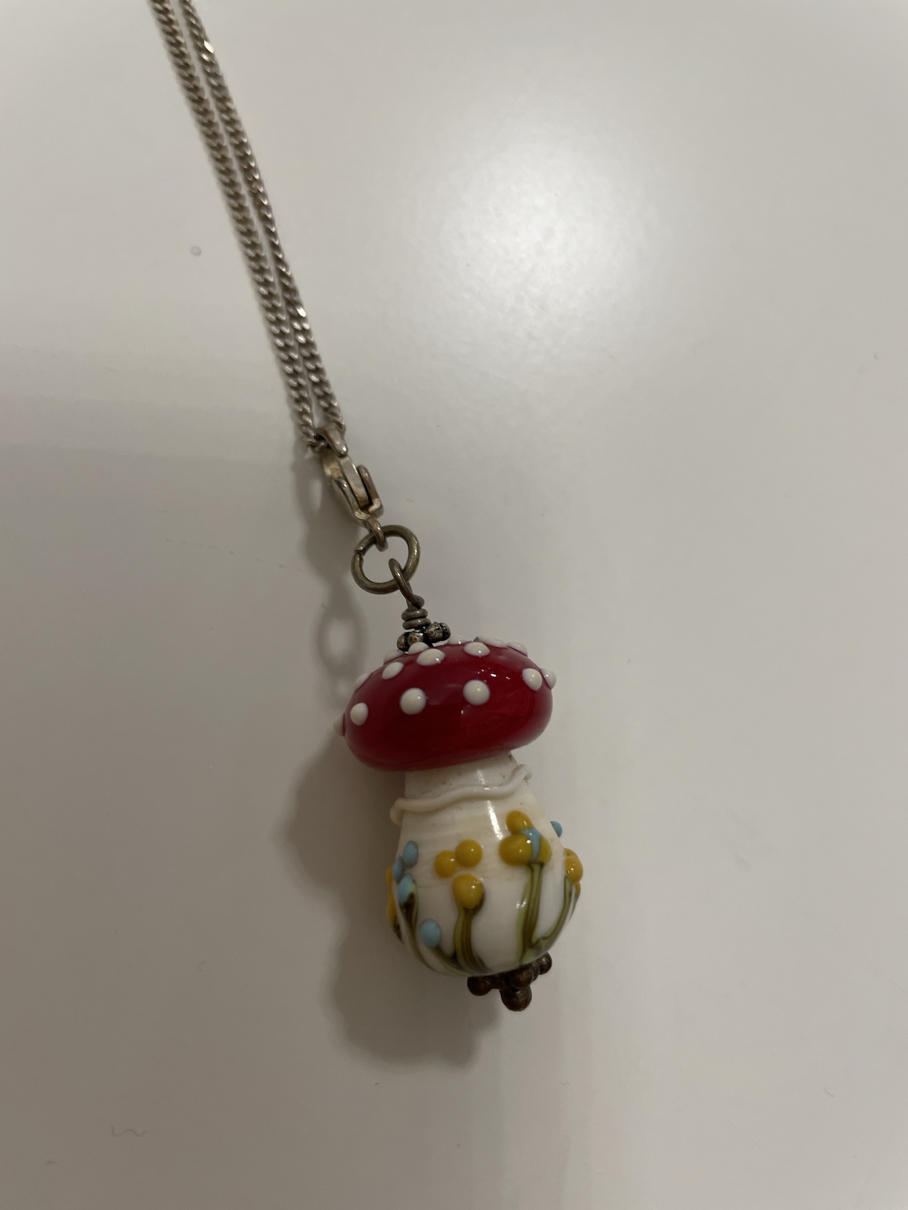 Lange silberfarbene Kette mit Glasanhänger Pilz - Bild 2