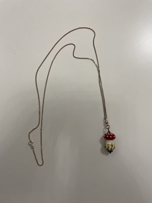 Lange silberfarbene Kette mit Glasanhänger Pilz