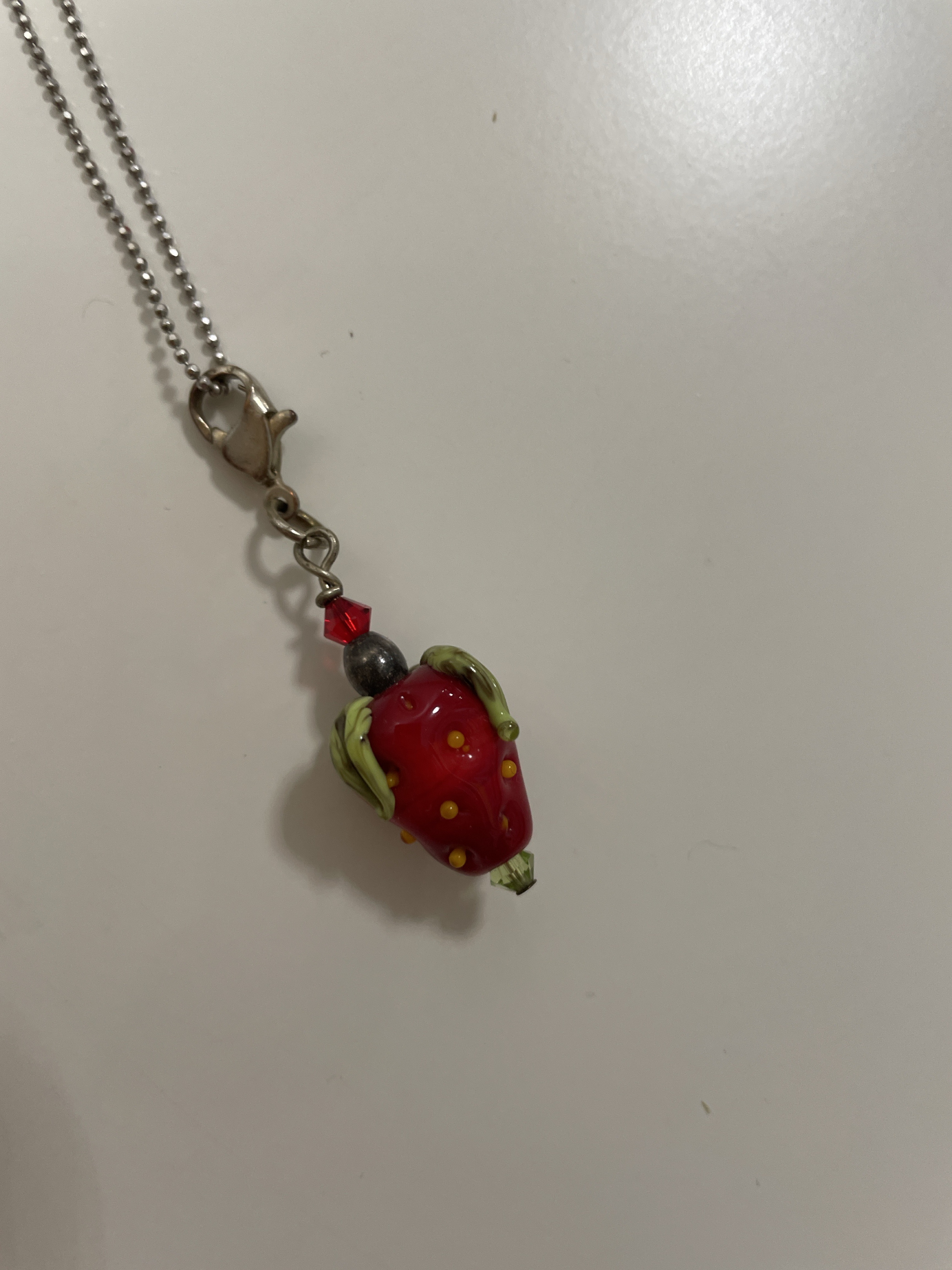 Lange silberfarbene Kette mit Glasanhänger „Erdbeere“ - Bild 2
