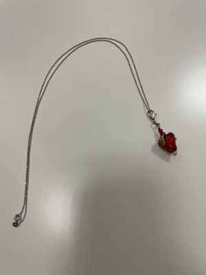 Lange silberfarbene Kette mit Glasanhänger „Erdbeere“
