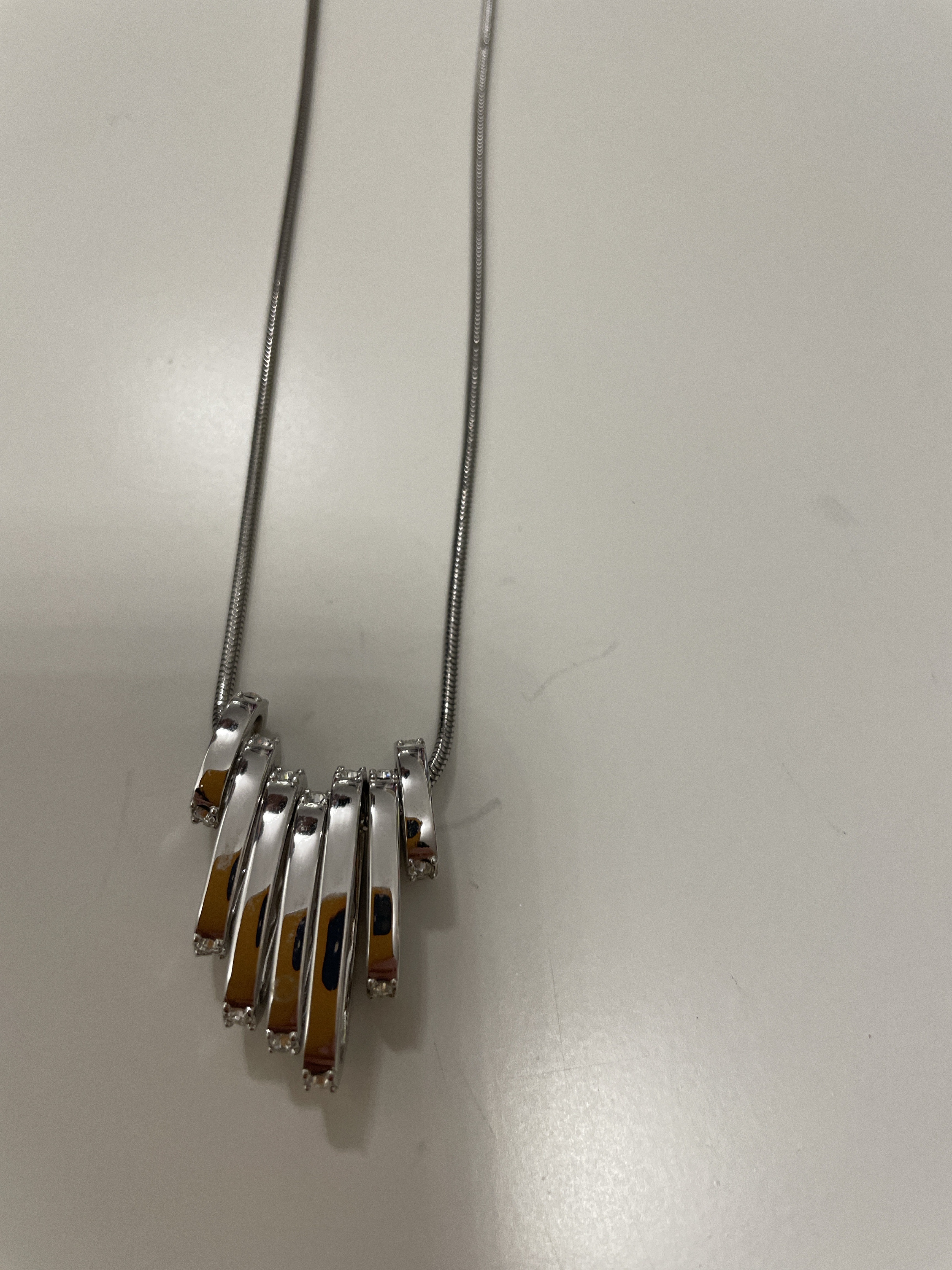Kurze silberfarbene, verstellbare Kette mit wendbarem 7-Elemente-Anhänger - Bild 2
