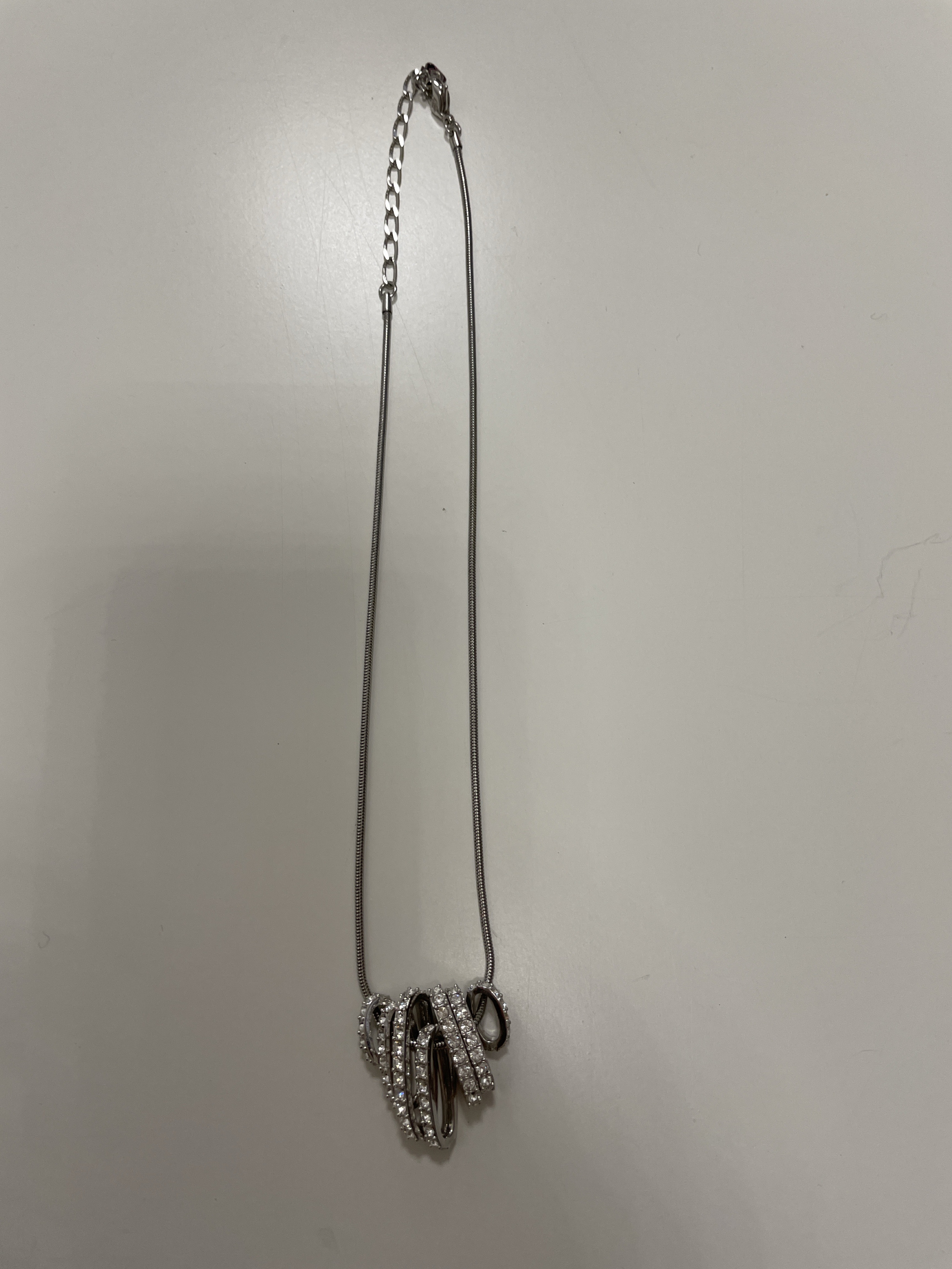 Kurze silberfarbene, verstellbare Kette mit wendbarem 7-Elemente-Anhänger