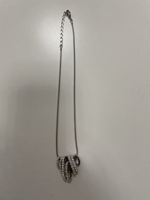 Kurze silberfarbene, verstellbare Kette mit wendbarem 7-Elemente-Anhänger
